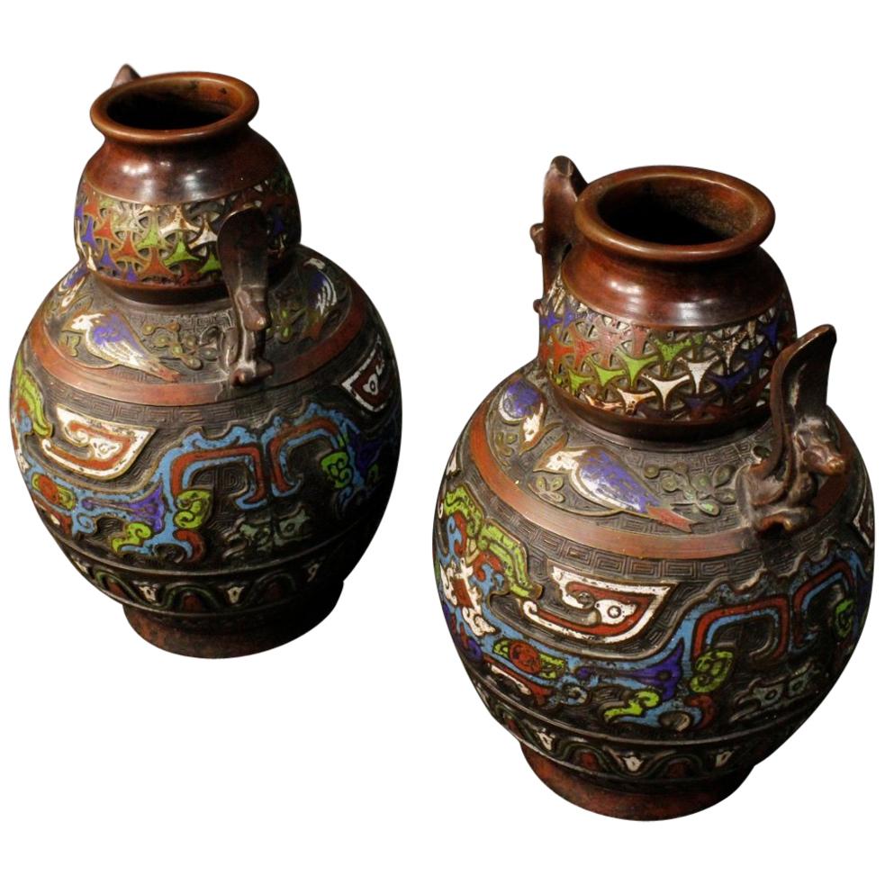 Paar orientalische Vasen aus bemaltem Metall des 20. Jahrhunderts, 1960 im Angebot