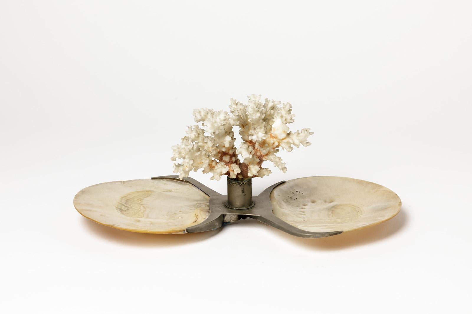 Plato decorativo de concha y coral en metal del siglo XX Vide-Poche o plato Pergay en Bueno estado para la venta en Neuilly-en- sancerre, FR