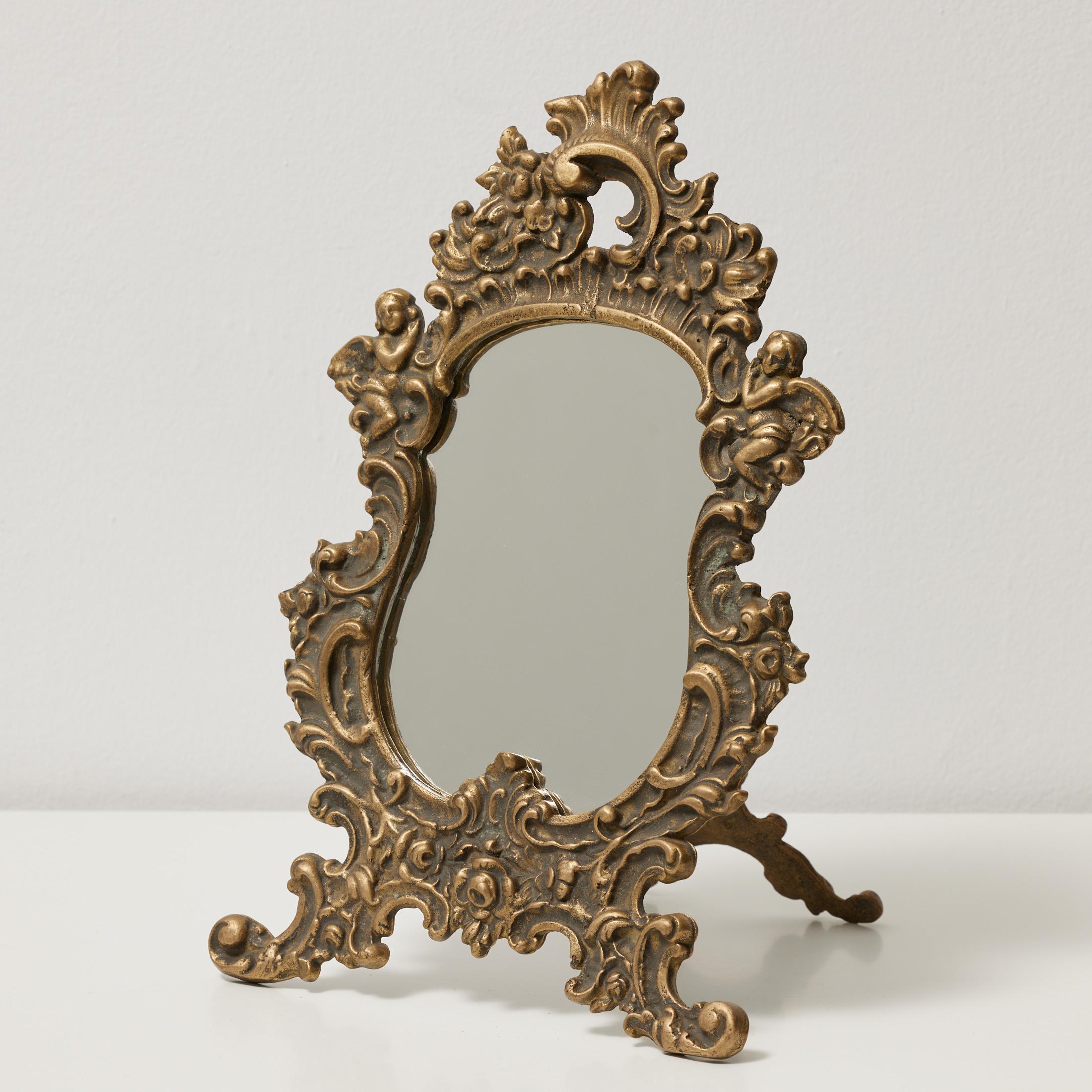 Miroir de table antique en métal du 20e siècle. 

Par un fabricant inconnu, Espagne.  

En état d'origine, avec une usure mineure conforme à l'âge et à l'utilisation, préservant une belle patine.  