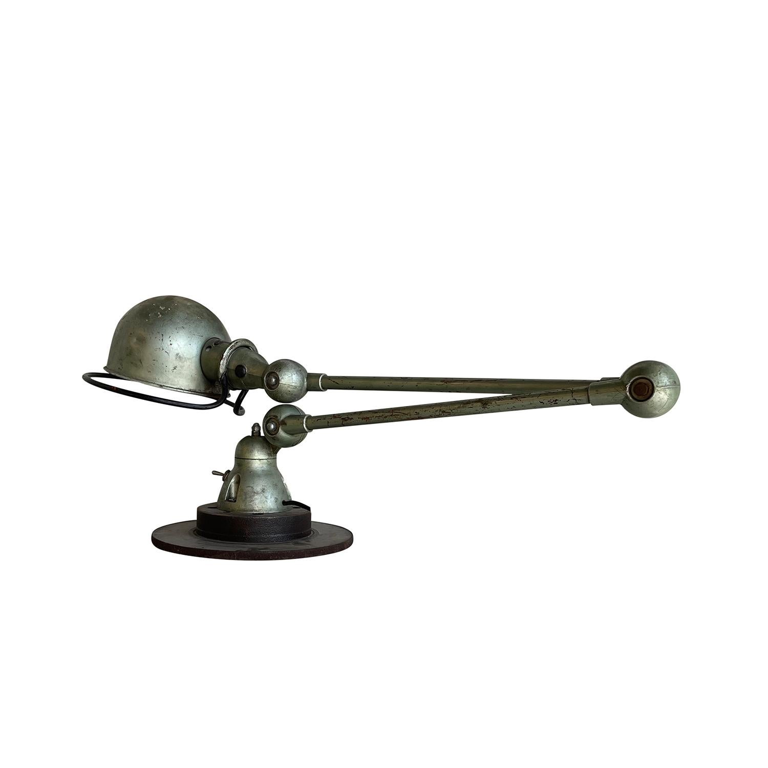 Français Lampe de bureau française Jielde en métal vert métallisé du 20ème siècle par Jean Louis Domecq en vente