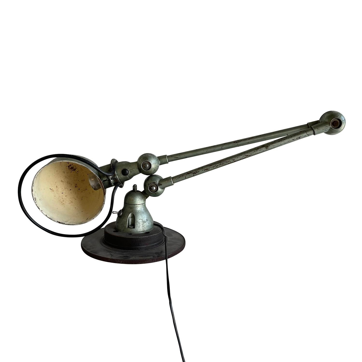 Fait main Lampe de bureau française Jielde en métal vert métallisé du 20ème siècle par Jean Louis Domecq en vente