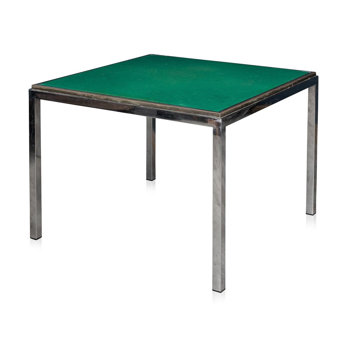 Superbe table de jeu et table de salle à manger métamorphique attribuée au célèbre Romeo Rega pour Metalarte, fabriquée en Italie vers 1980. Cette pièce exquise présente un cadre en laiton et en chrome poli, illustrant les éléments de design