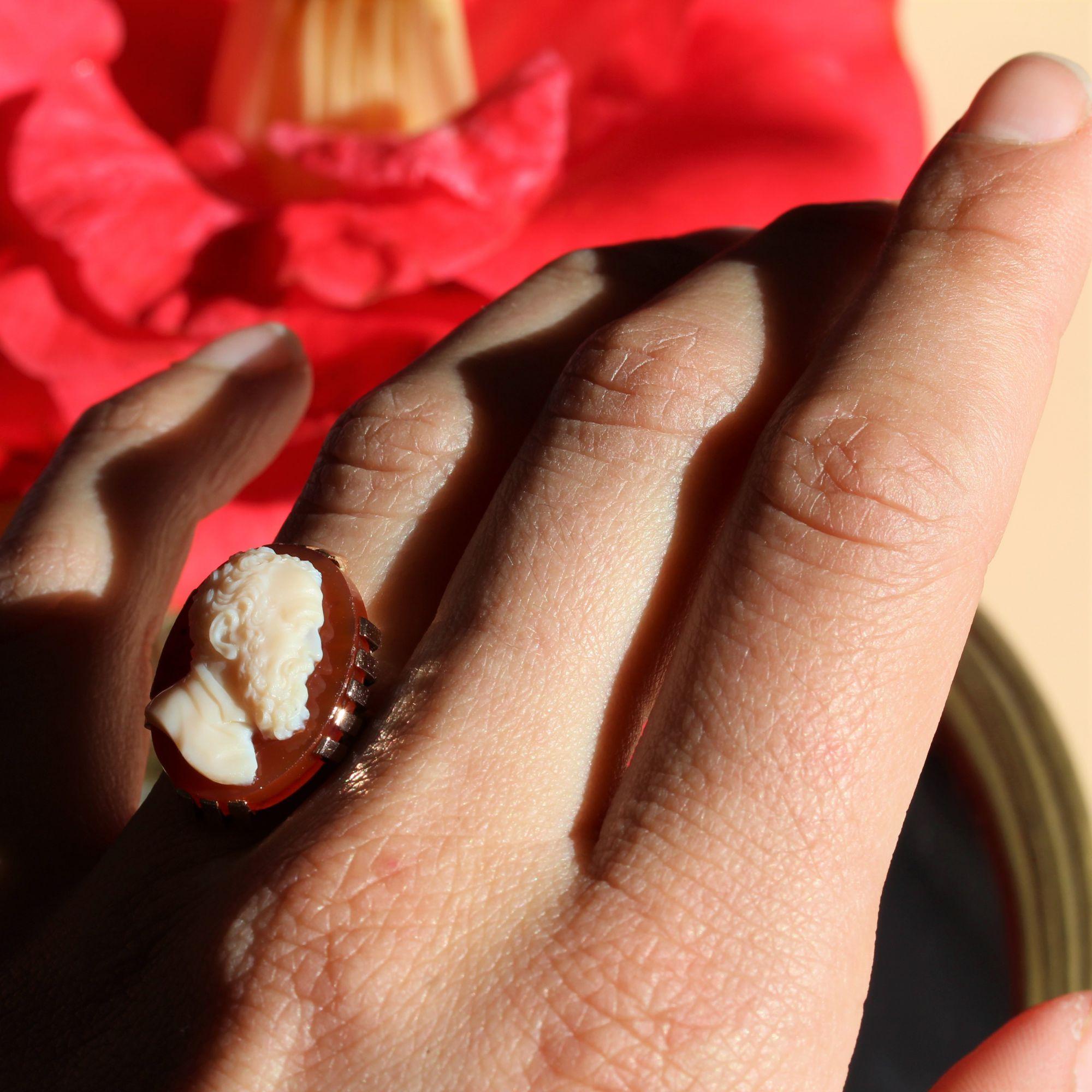20ème siècle Michaelange Bague en or jaune 18 carats avec cornaline et camée en vente 10