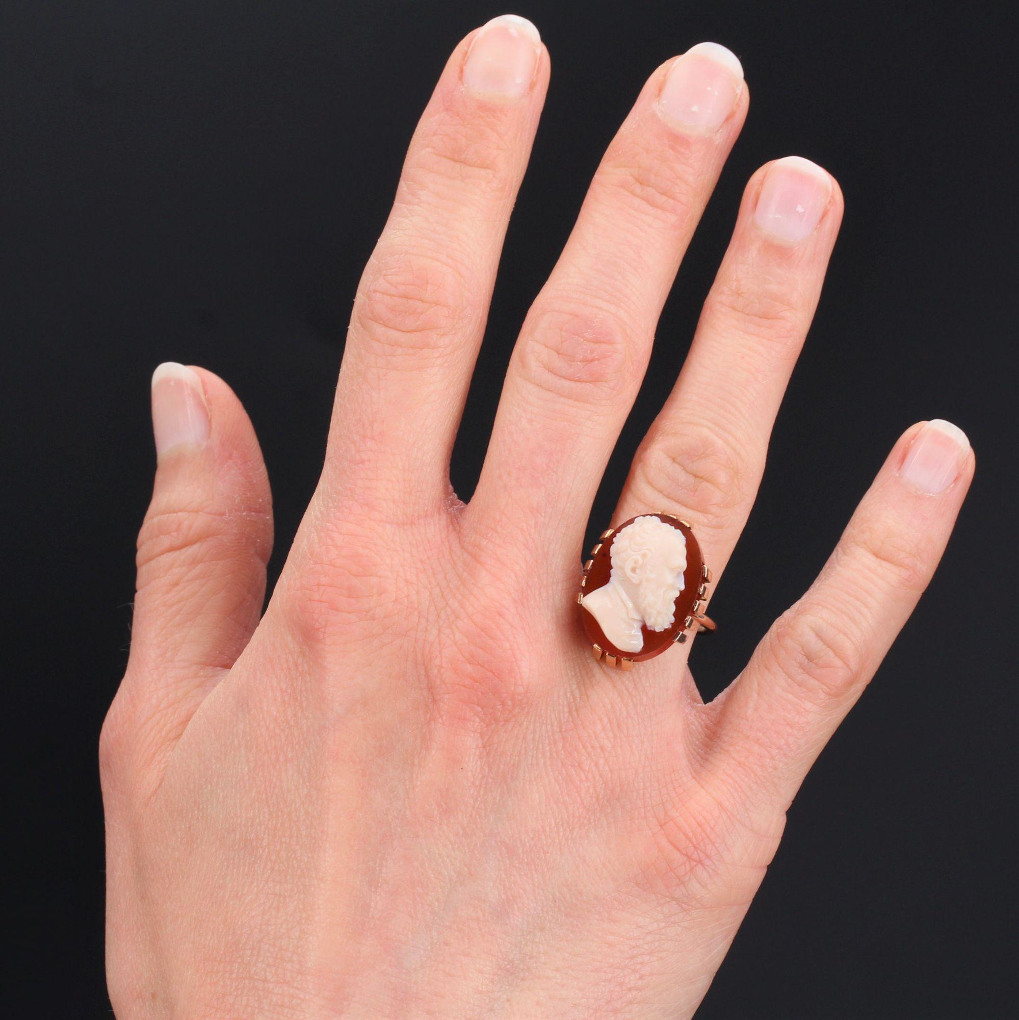Ring in 18 karat yellow gold.
Magnificent antique ring it is decorated with a two layers cameo on carnelian, representing the profile of Michelangelo. The cameo is held at the four cardinal points by large flat claws. The cameo is engraved on the