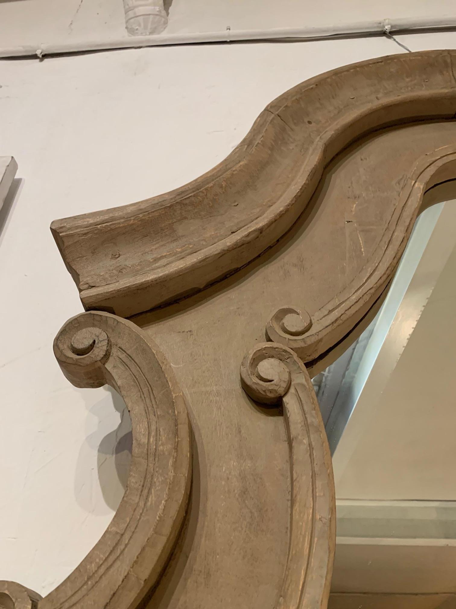 20ème siècle  Mid Century Large Hand Painted Carved Wood Mirror (Miroir en bois sculpté peint à la main) en vente 2