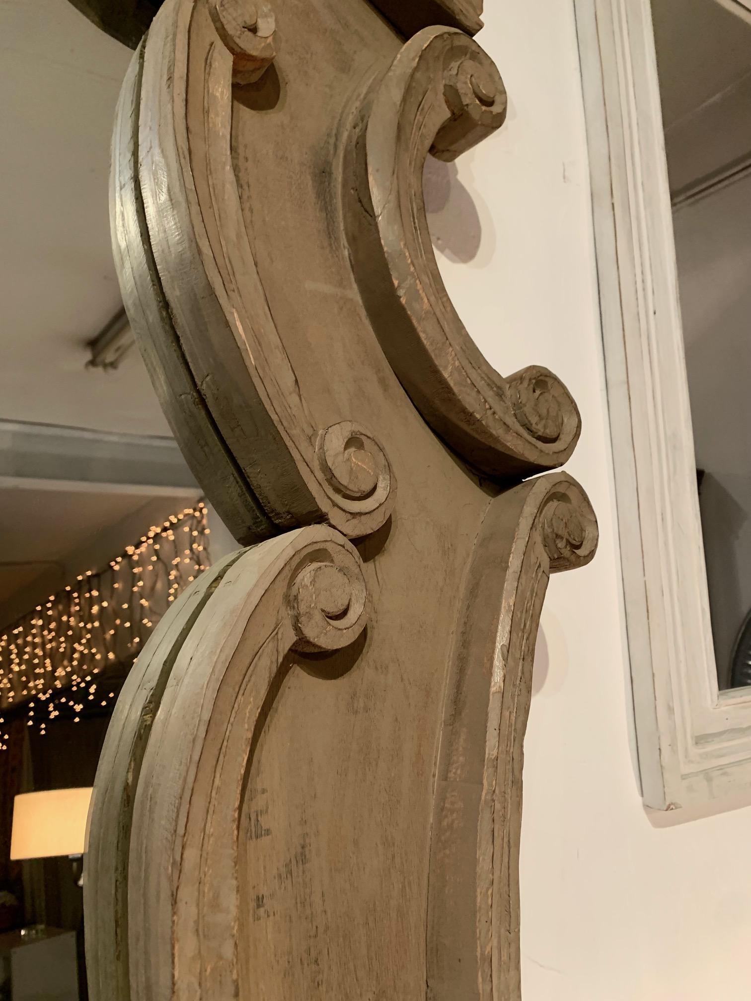 20ème siècle  Mid Century Large Hand Painted Carved Wood Mirror (Miroir en bois sculpté peint à la main) en vente 3