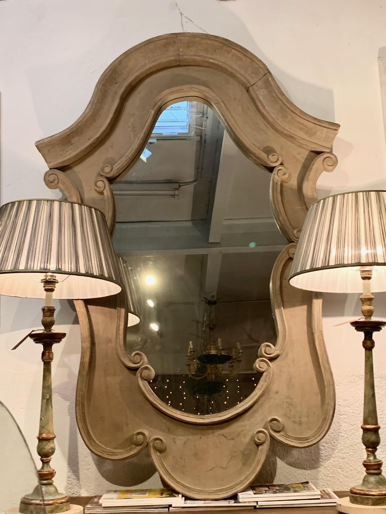 20ème siècle  Mid Century Large Hand Painted Carved Wood Mirror (Miroir en bois sculpté peint à la main) en vente 5