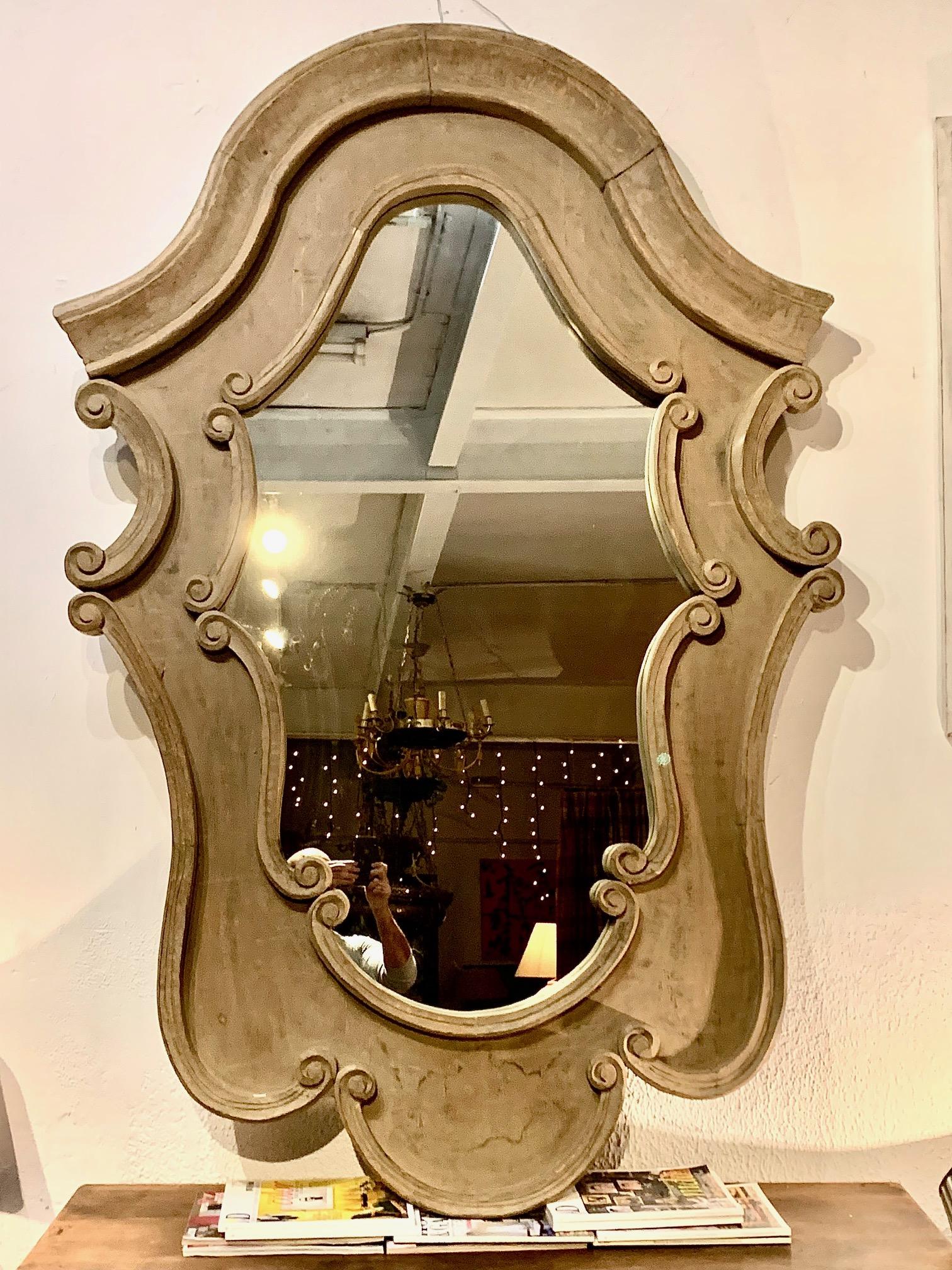 20ème siècle  Mid Century Large Hand Painted Carved Wood Mirror (Miroir en bois sculpté peint à la main) en vente 6