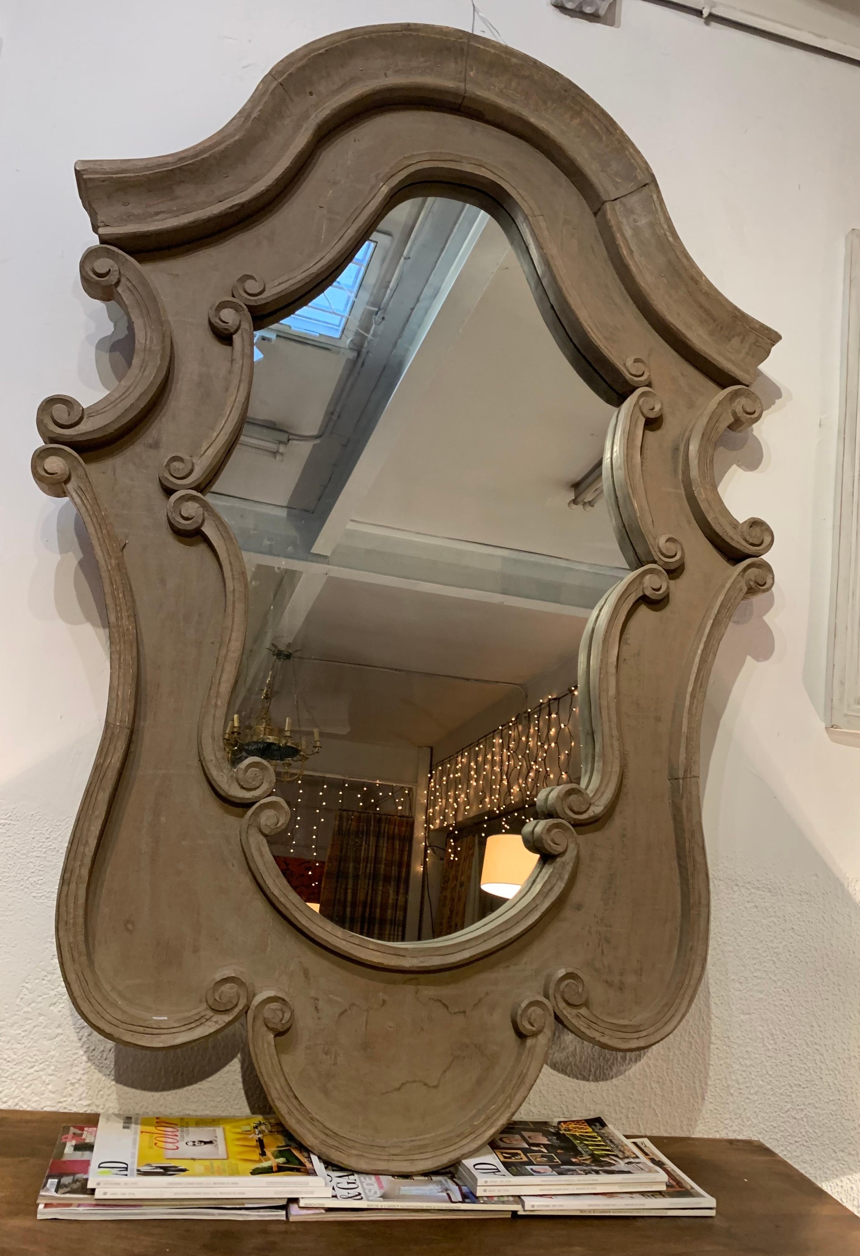 20ème siècle  Mid Century Large Hand Painted Carved Wood Mirror (Miroir en bois sculpté peint à la main) en vente 8