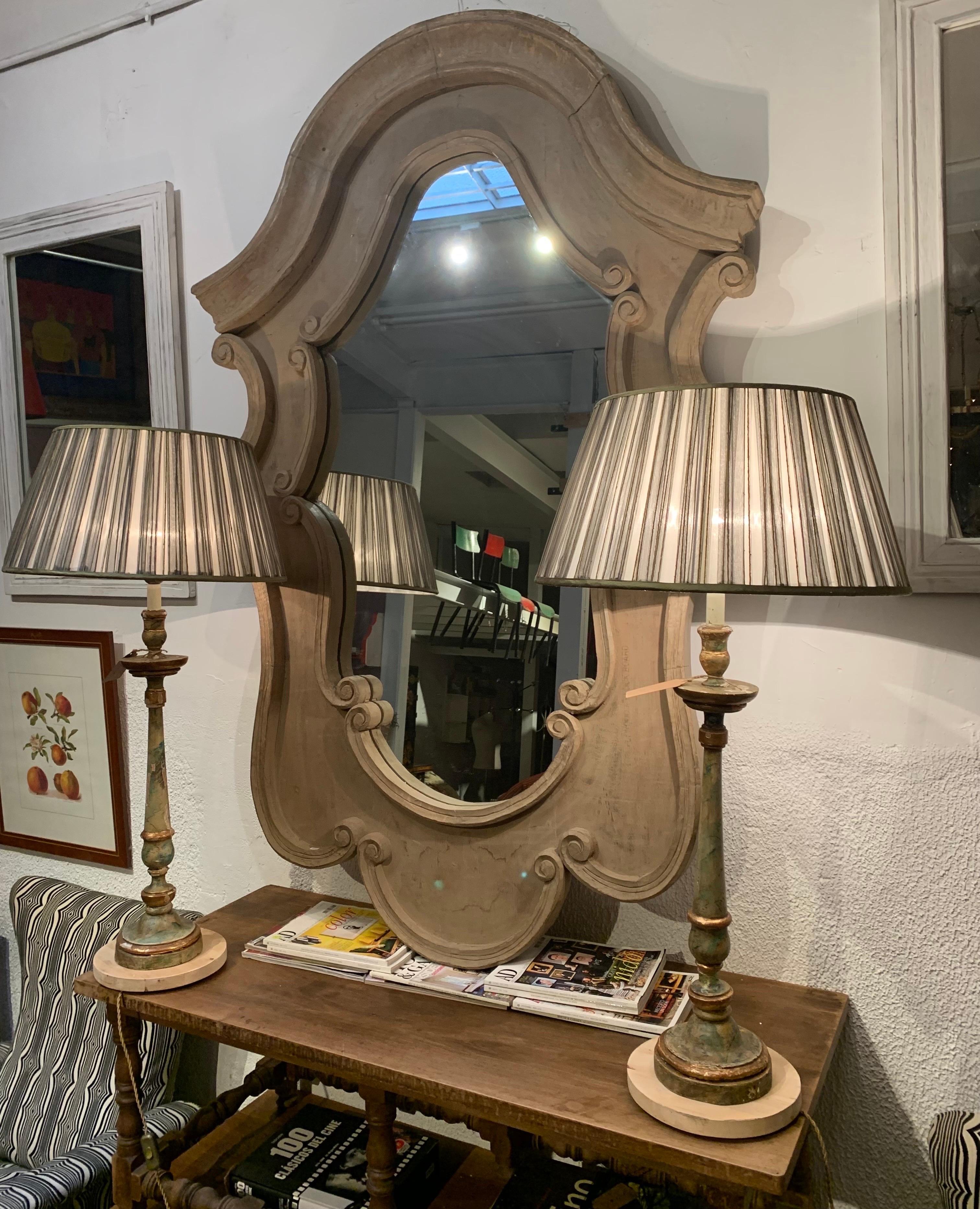 20ème siècle  Mid Century Large Hand Painted Carved Wood Mirror (Miroir en bois sculpté peint à la main) en vente 9