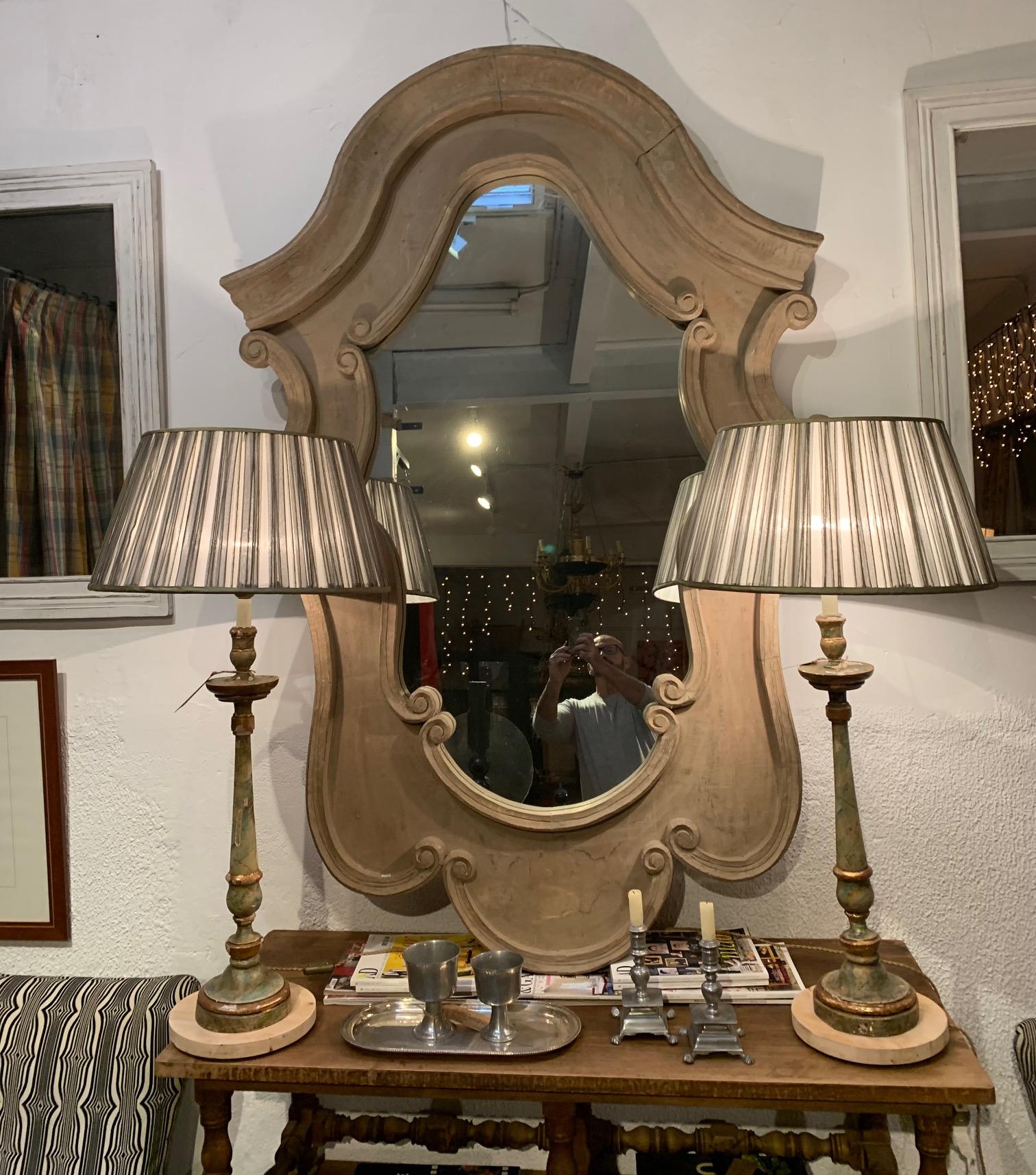 20ème siècle  Mid Century Large Hand Painted Carved Wood Mirror (Miroir en bois sculpté peint à la main) Bon état - En vente à Madrid, ES