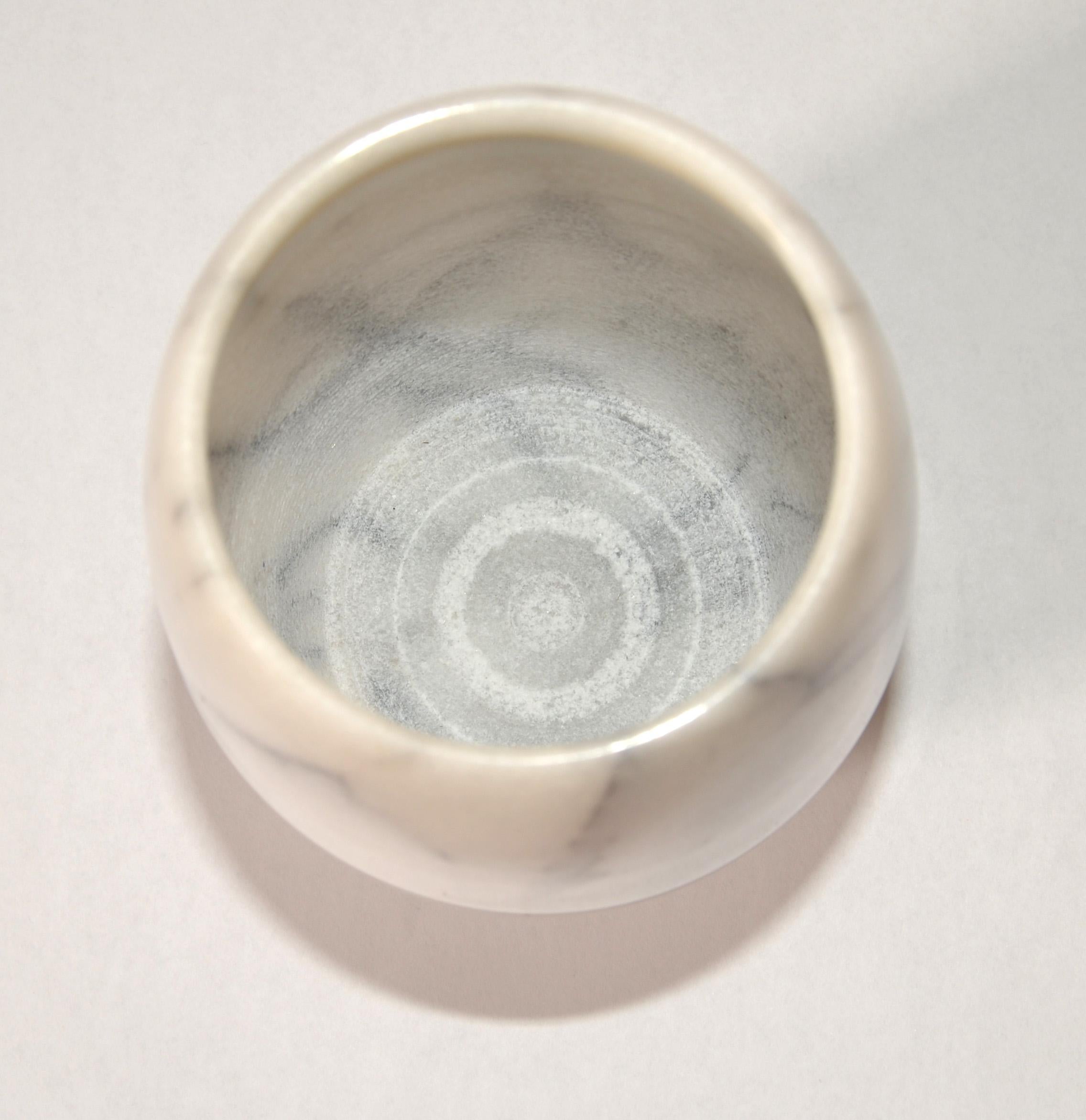 20. Jahrhundert Mid-Century Modern Hand geschnitzt Carrara Marmor Vase Gefäß Italien im Angebot 3