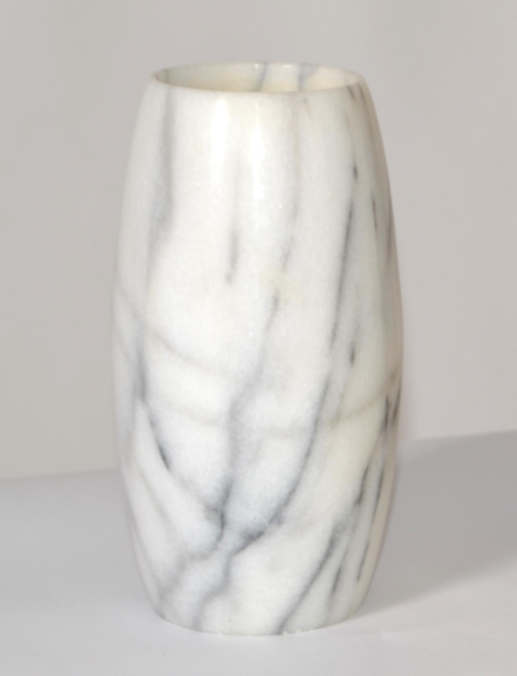 Mitte des 20. Jahrhunderts Moderne handgeschnitzte Vase aus geädertem weißem Carrara-Marmor, Gefäß aus Italien.
Diese Vase ist erstaunlich gut verarbeitet, sehr dekorativ auf einem klassischen italienischen Tisch.
In sehr gutem Vintage-Zustand mit
