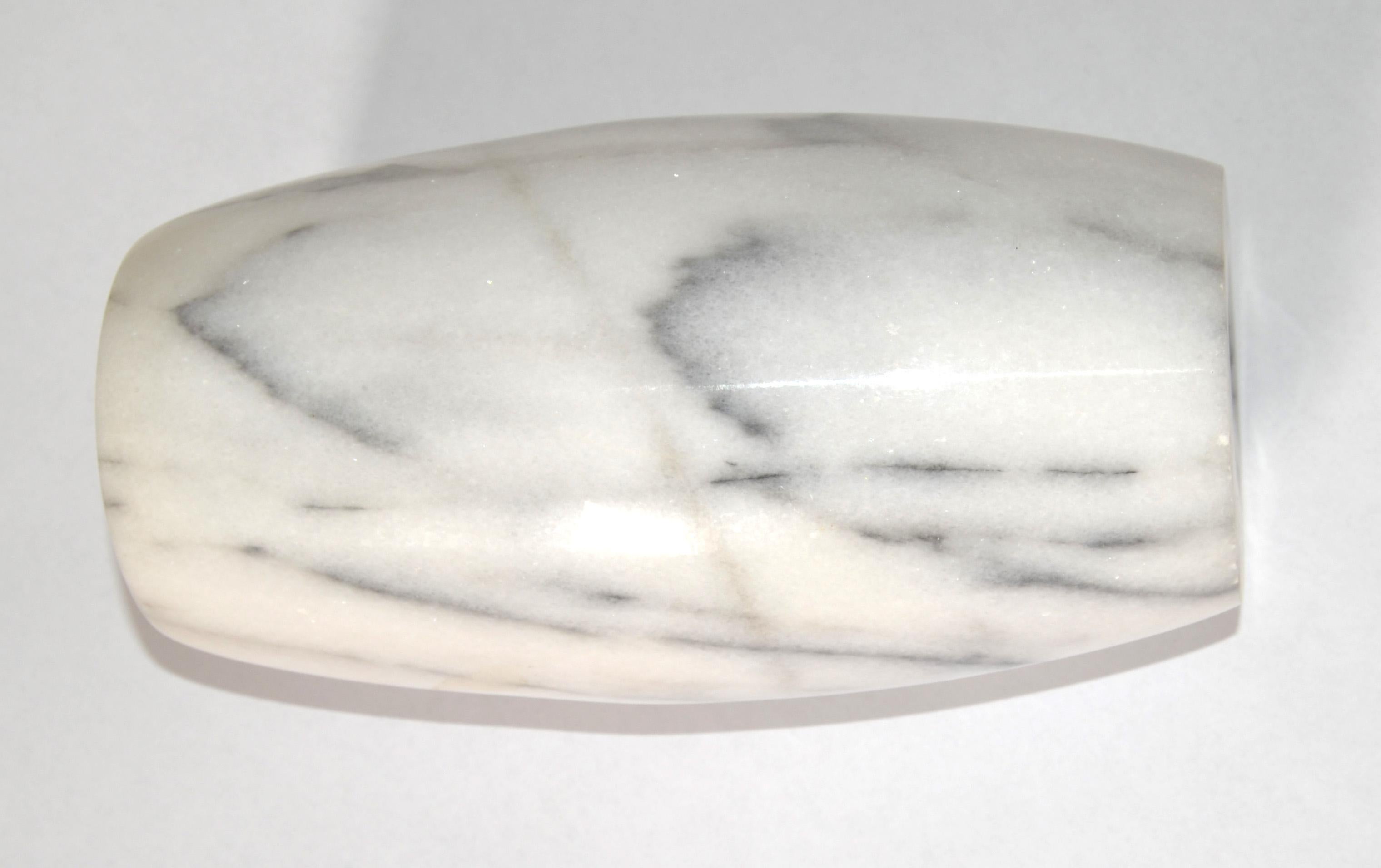20. Jahrhundert Mid-Century Modern Hand geschnitzt Carrara Marmor Vase Gefäß Italien im Zustand „Gut“ im Angebot in Miami, FL