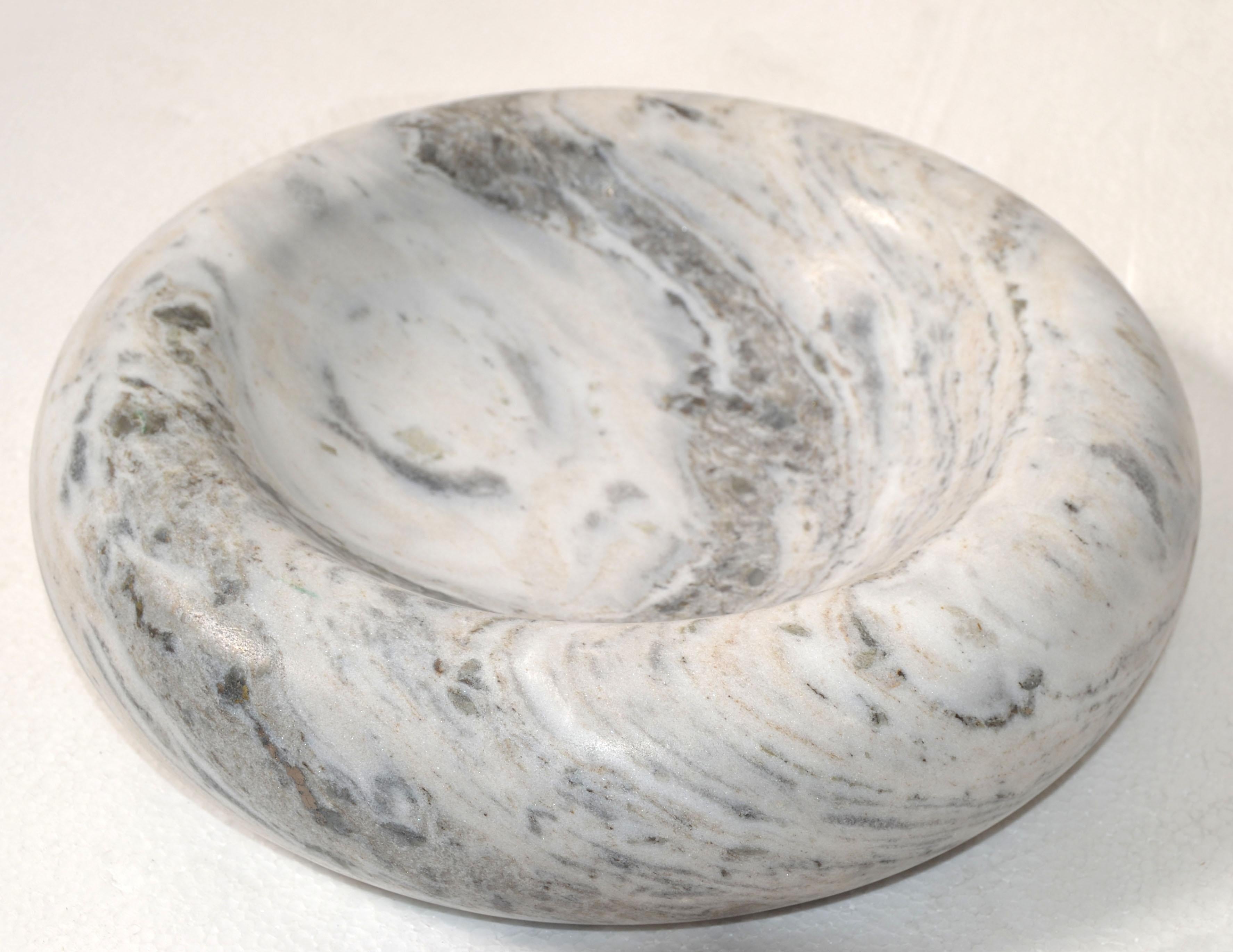 Ciotola, piatto, centrotavola in marmo bianco di Carrara venato fatto a mano del XX secolo Mid-Century Modern realizzato in Italia.
Questa ciotola è incredibilmente lavorata, molto pesante e decorativa su un tavolo classico italiano.
Grazie al suo