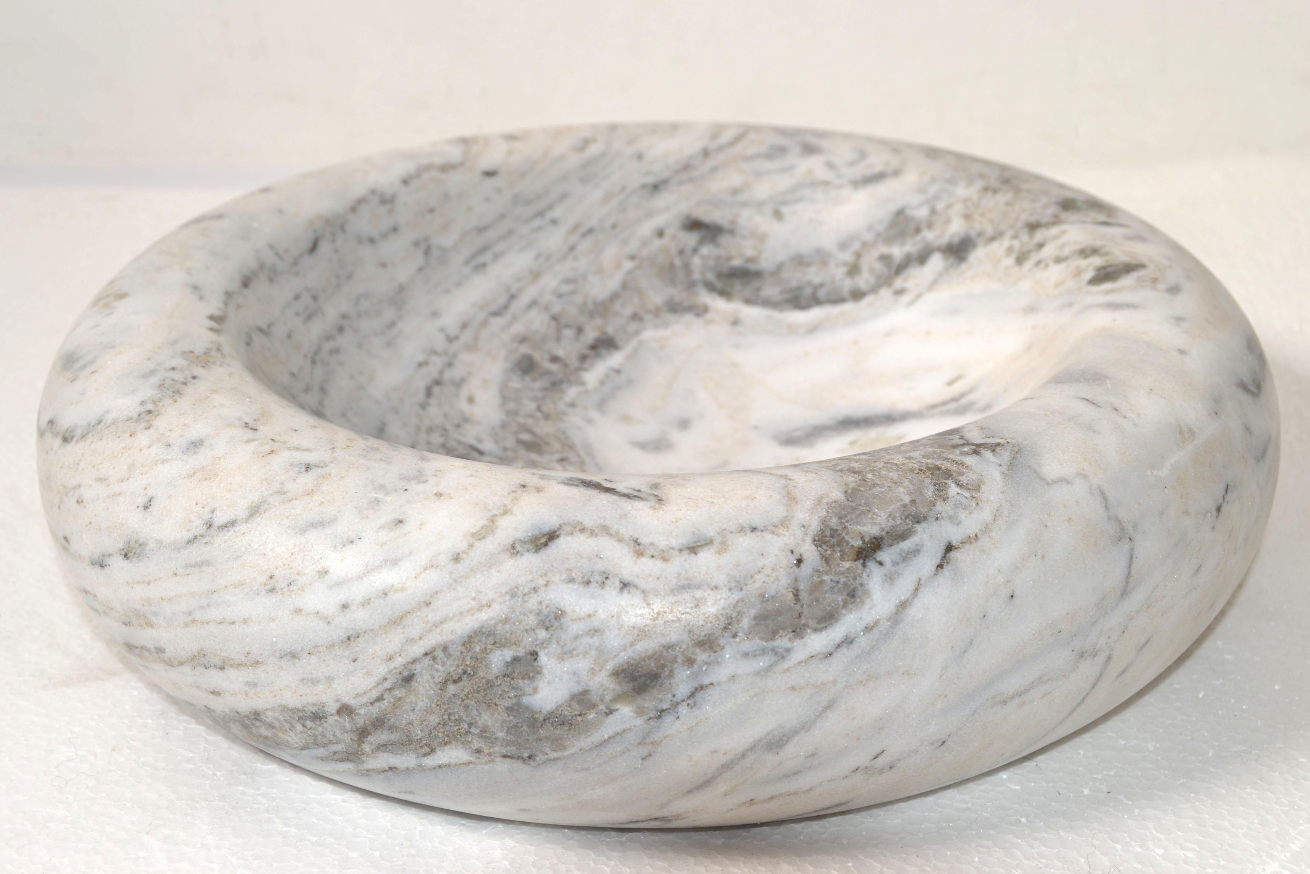 Italiano Centrotavola con ciotola in marmo di Carrara, fatto a mano, del 20° secolo. in vendita