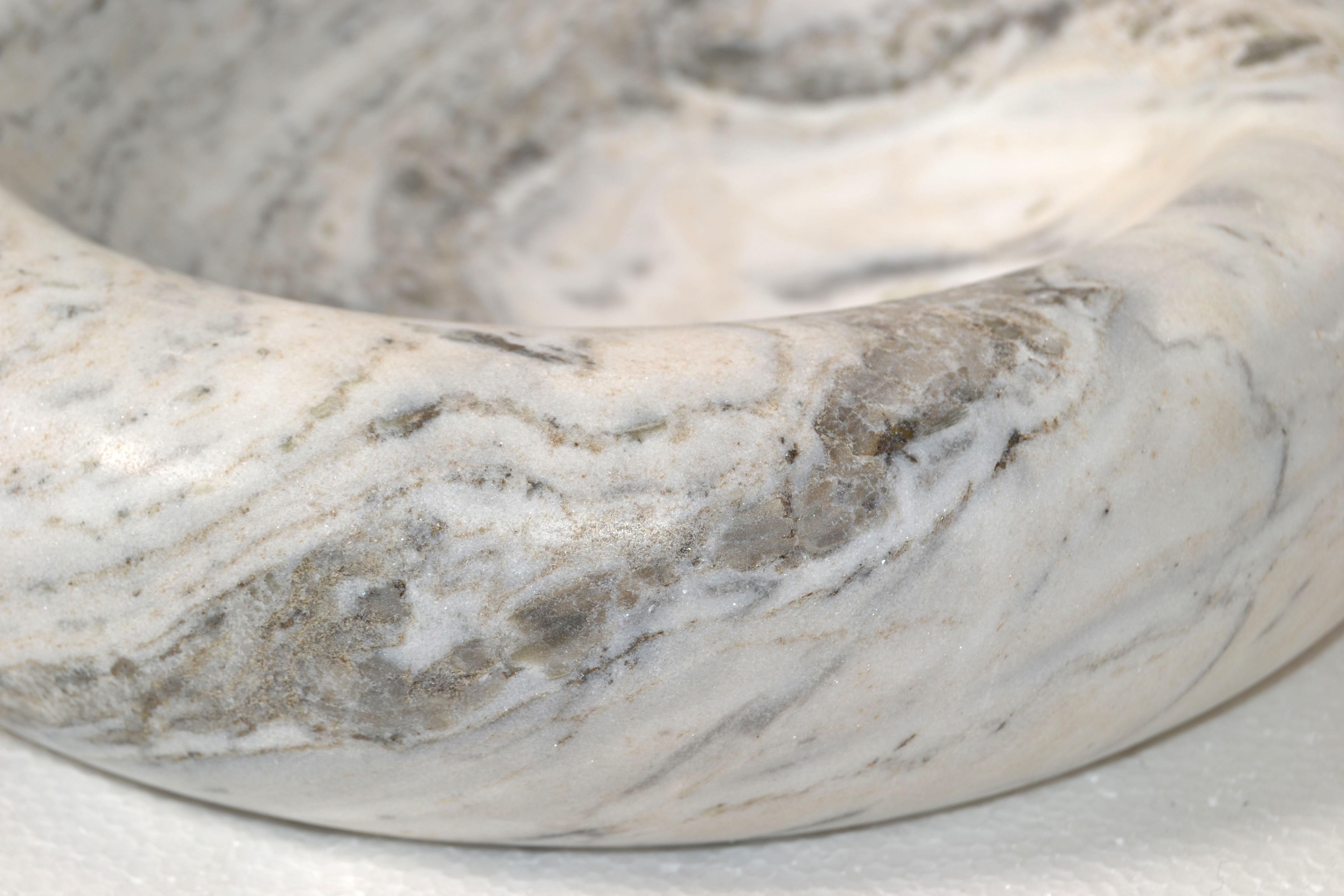 Marmo di Carrara Centrotavola con ciotola in marmo di Carrara, fatto a mano, del 20° secolo. in vendita