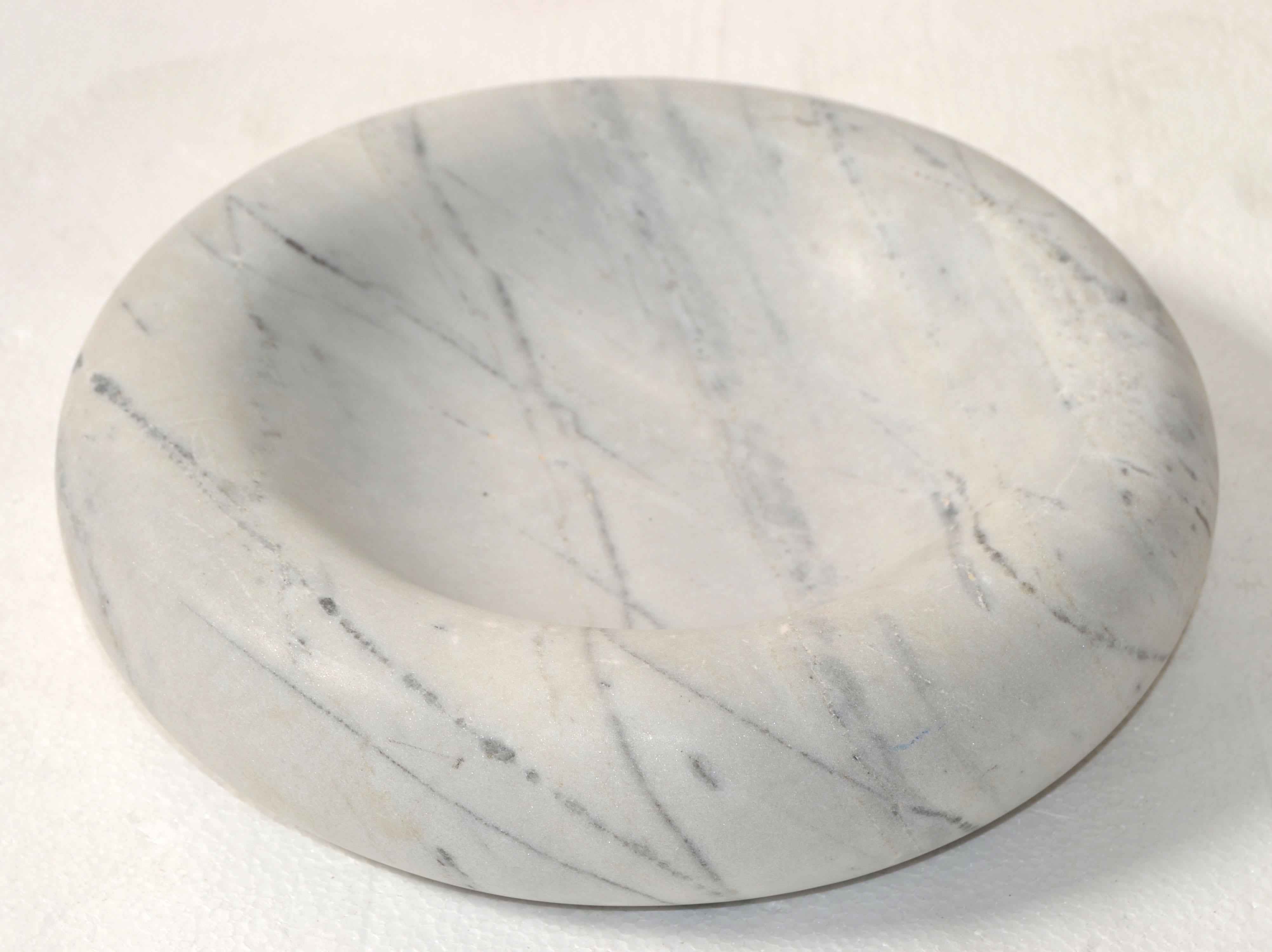 Ciotola, piatto, centrotavola in marmo bianco di Carrara venato fatto a mano del XX secolo Mid-Century Modern realizzato in Italia.
Questa ciotola è incredibilmente lavorata, molto pesante e decorativa su un tavolo classico italiano.
Grazie al suo