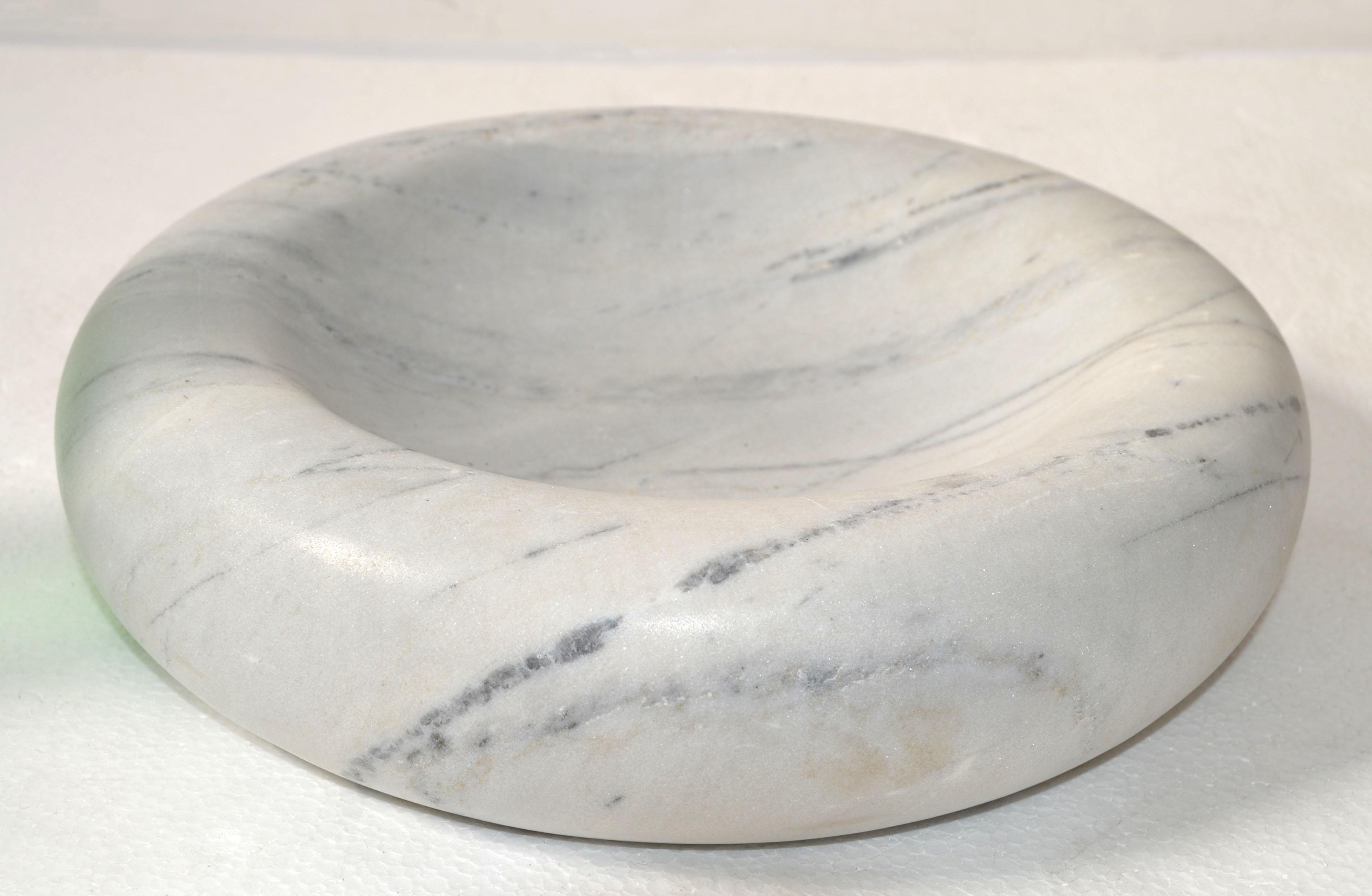 Italiano Centrotavola con ciotola in marmo bianco di Carrara, fatto a mano, del 20° secolo. in vendita
