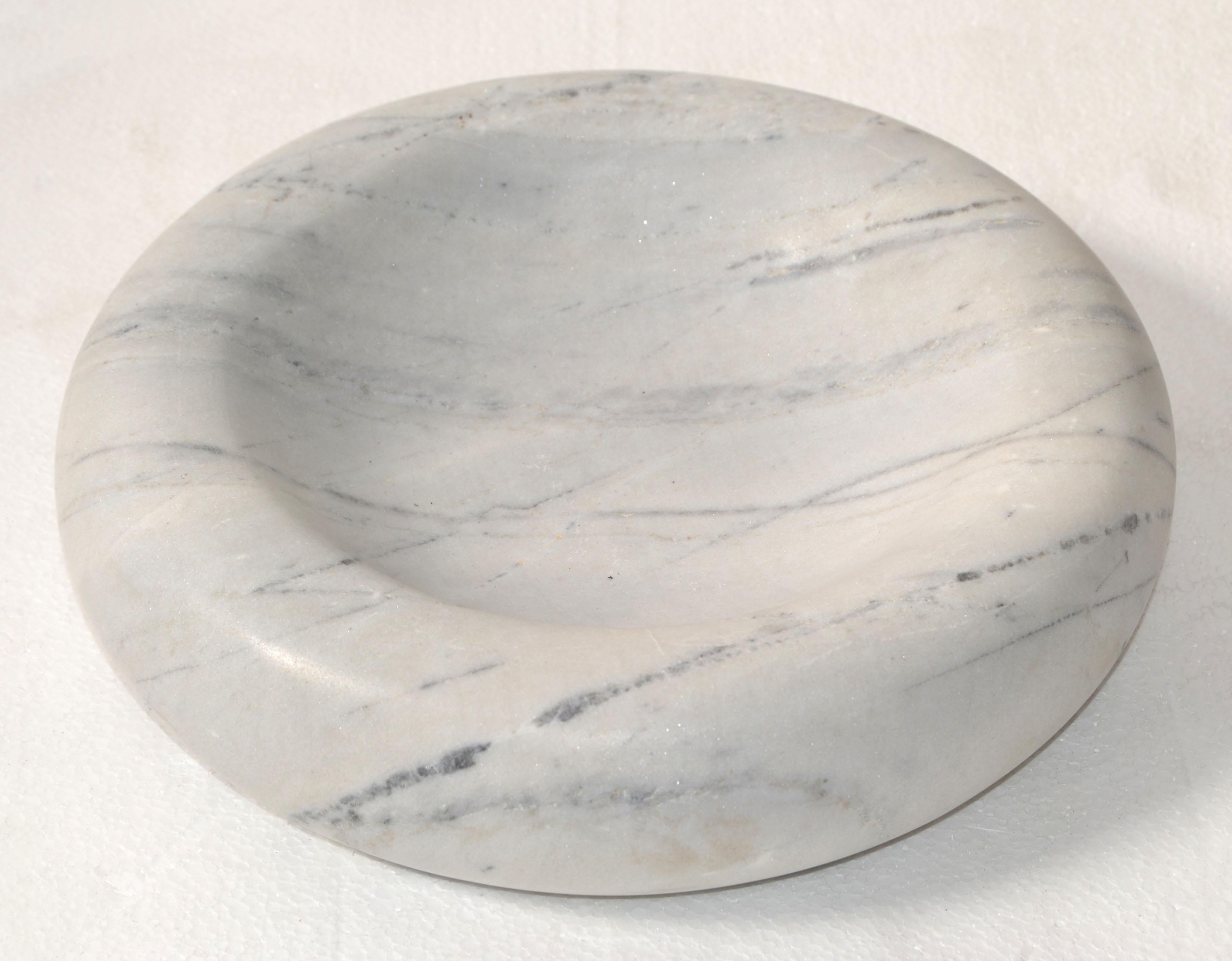 Centrotavola con ciotola in marmo bianco di Carrara, fatto a mano, del 20° secolo. In condizioni buone in vendita a Miami, FL