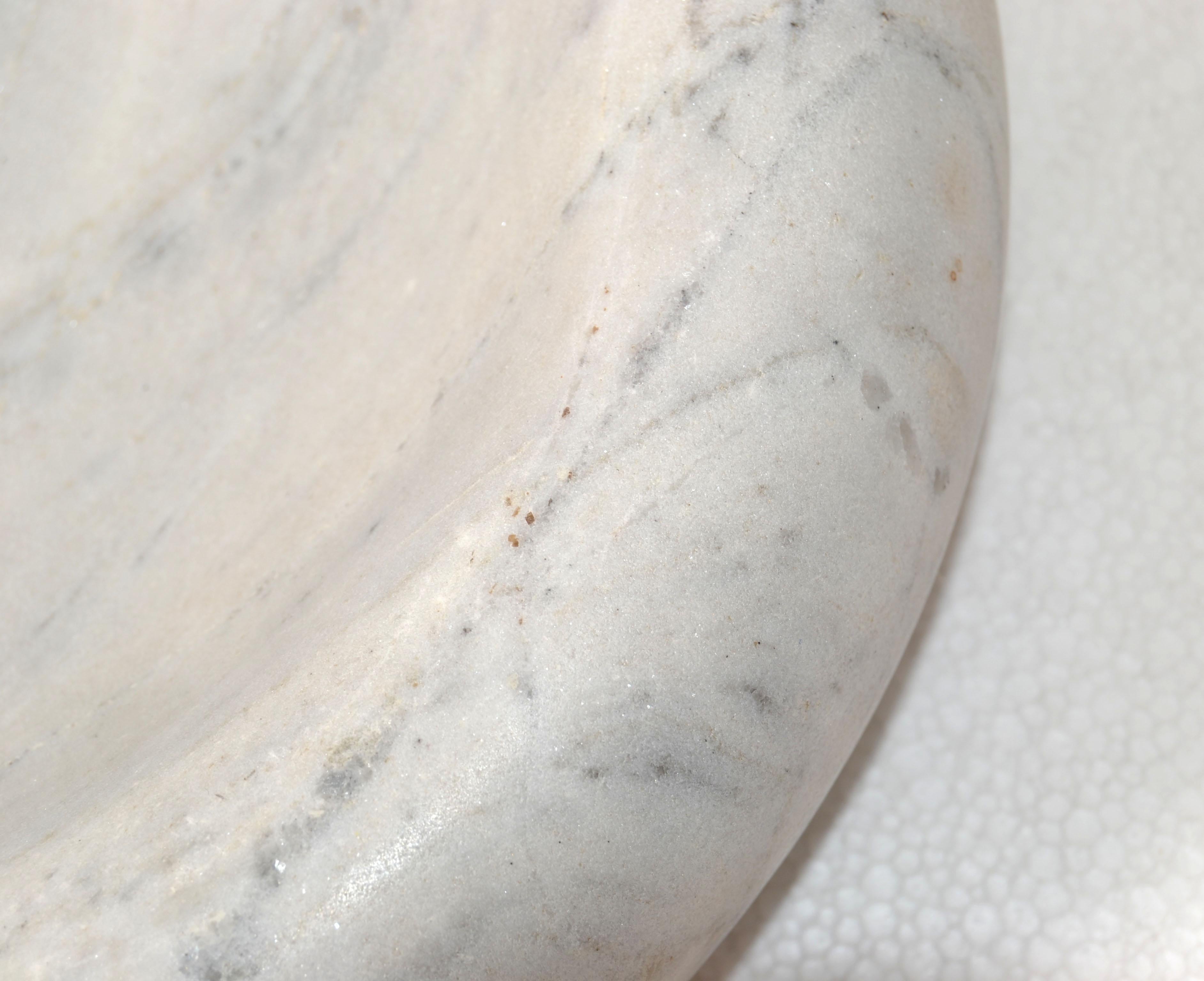 Marmo di Carrara Centrotavola con ciotola in marmo bianco di Carrara, fatto a mano, del 20° secolo. in vendita