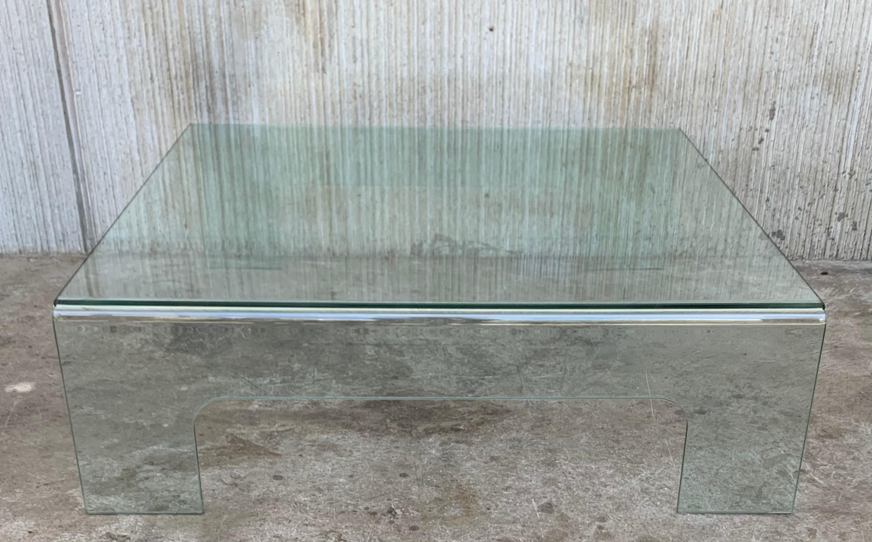 Coffee table curved glass made in 10 mm-thick curved glass. Exceptional piece.