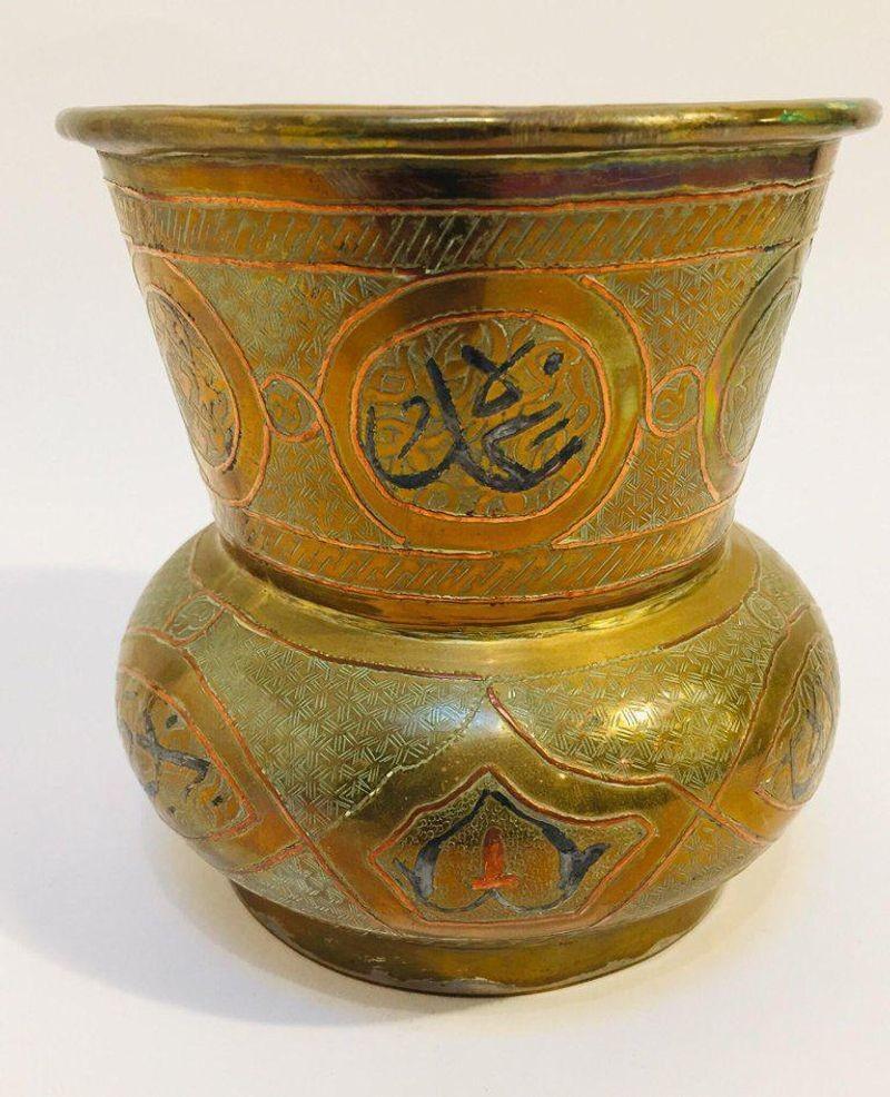 Geätzte islamische Messingvase aus dem Nahen Osten des 20. Jahrhunderts mit arabischer Schreibweise im Angebot 2