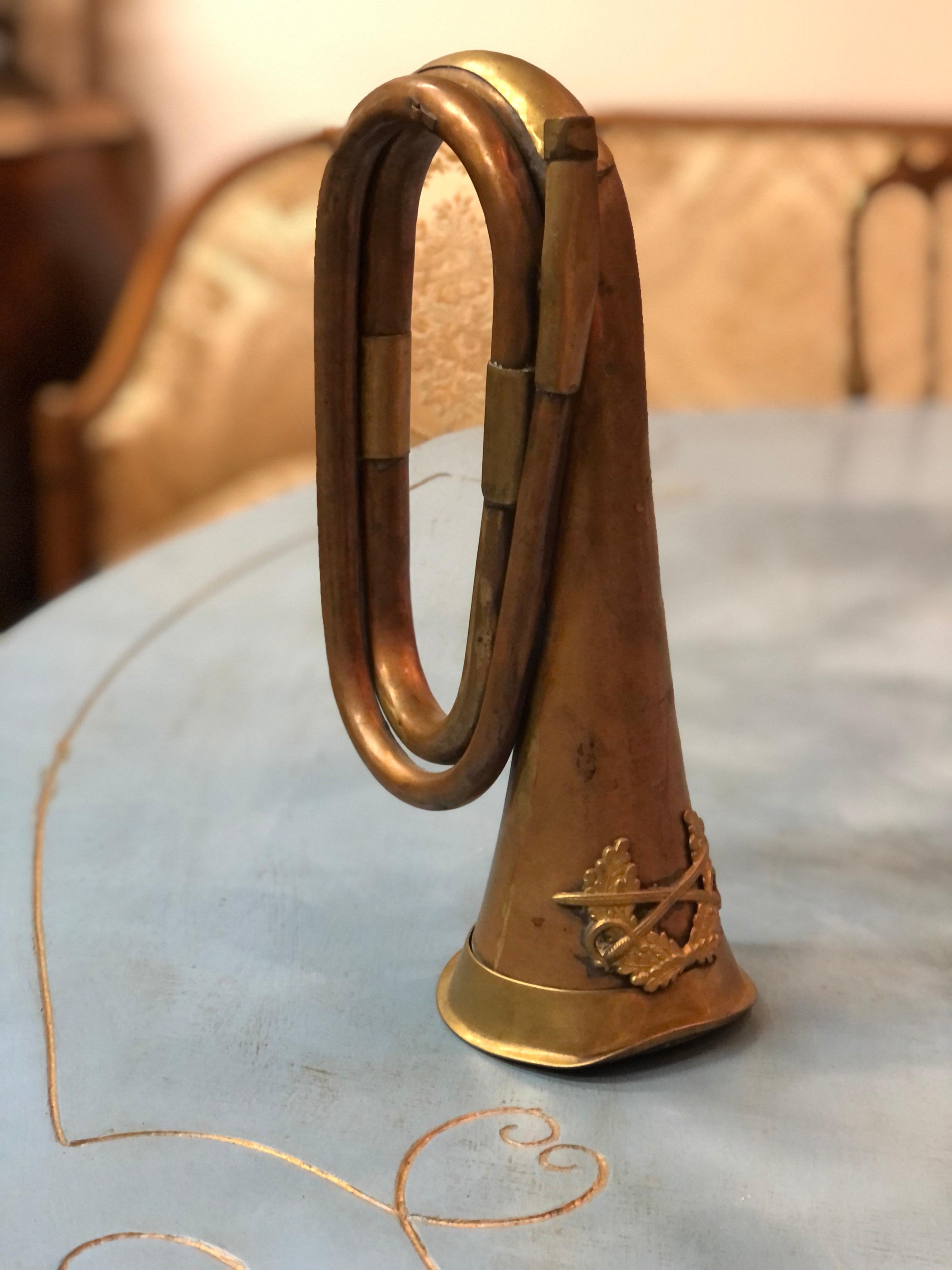 Military Bugle aus Kupfer und Messing des 20. Jahrhunderts, mit Blättern und Schwertern verziert (Französisch) im Angebot