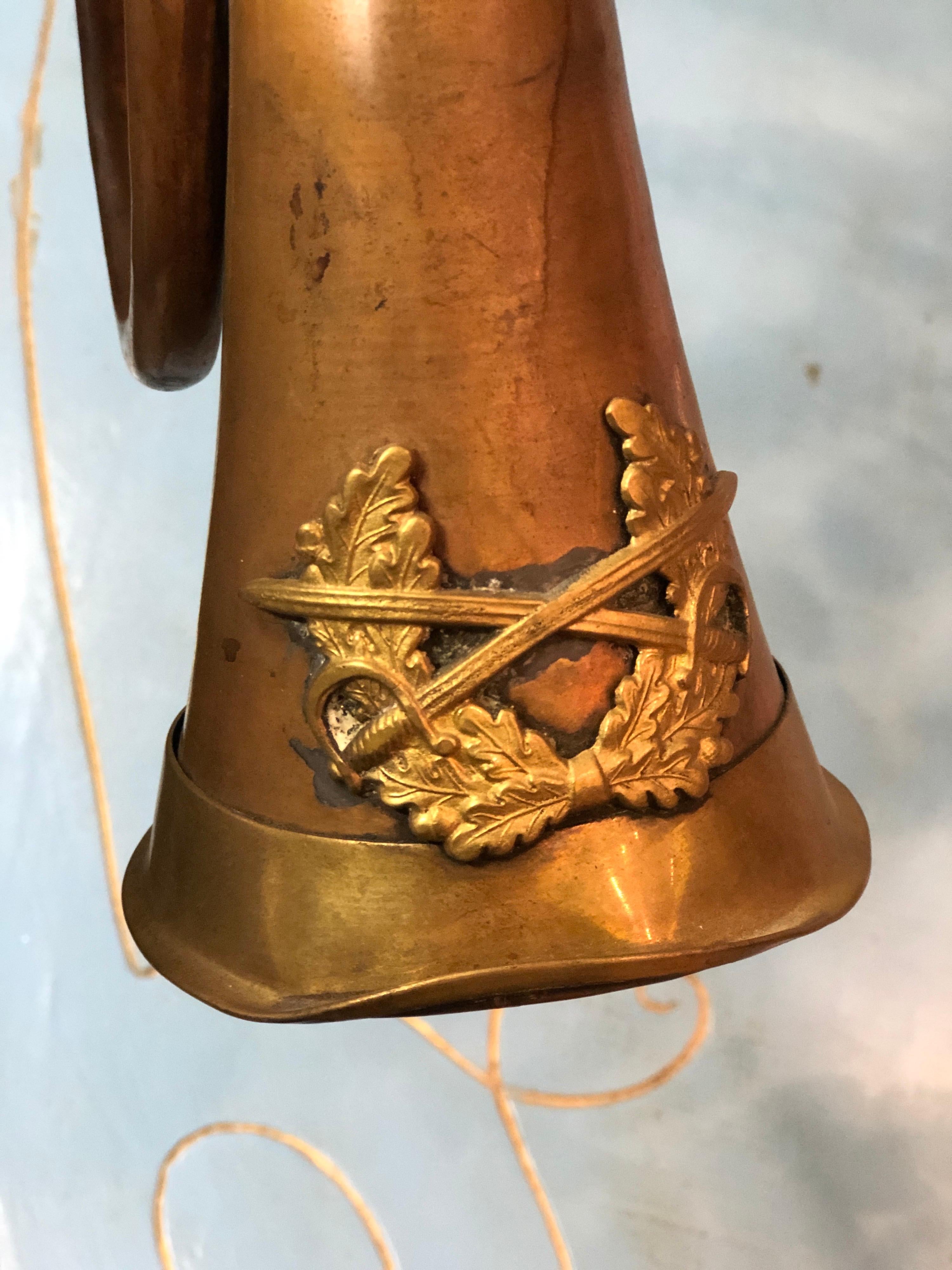 Military Bugle aus Kupfer und Messing des 20. Jahrhunderts, mit Blättern und Schwertern verziert im Zustand „Gut“ im Angebot in Sofia, BG