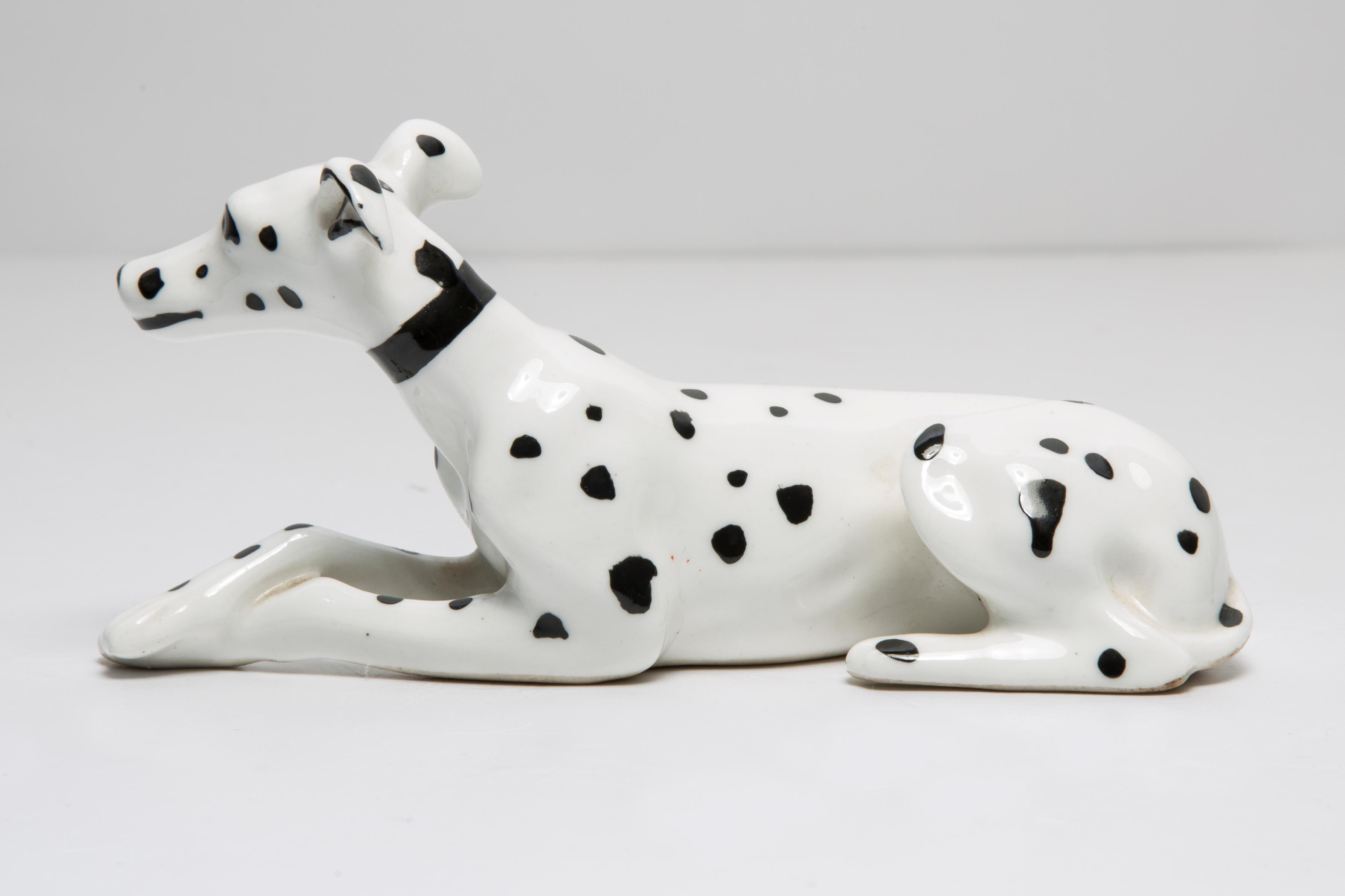 Céramique peinte, très bon état d'origine vintage. Pas de dommages ni de fissures. Belle et unique sculpture décorative. La mini sculpture de chien dalmatien blanc a été produite en Italie. Un seul chien disponible.