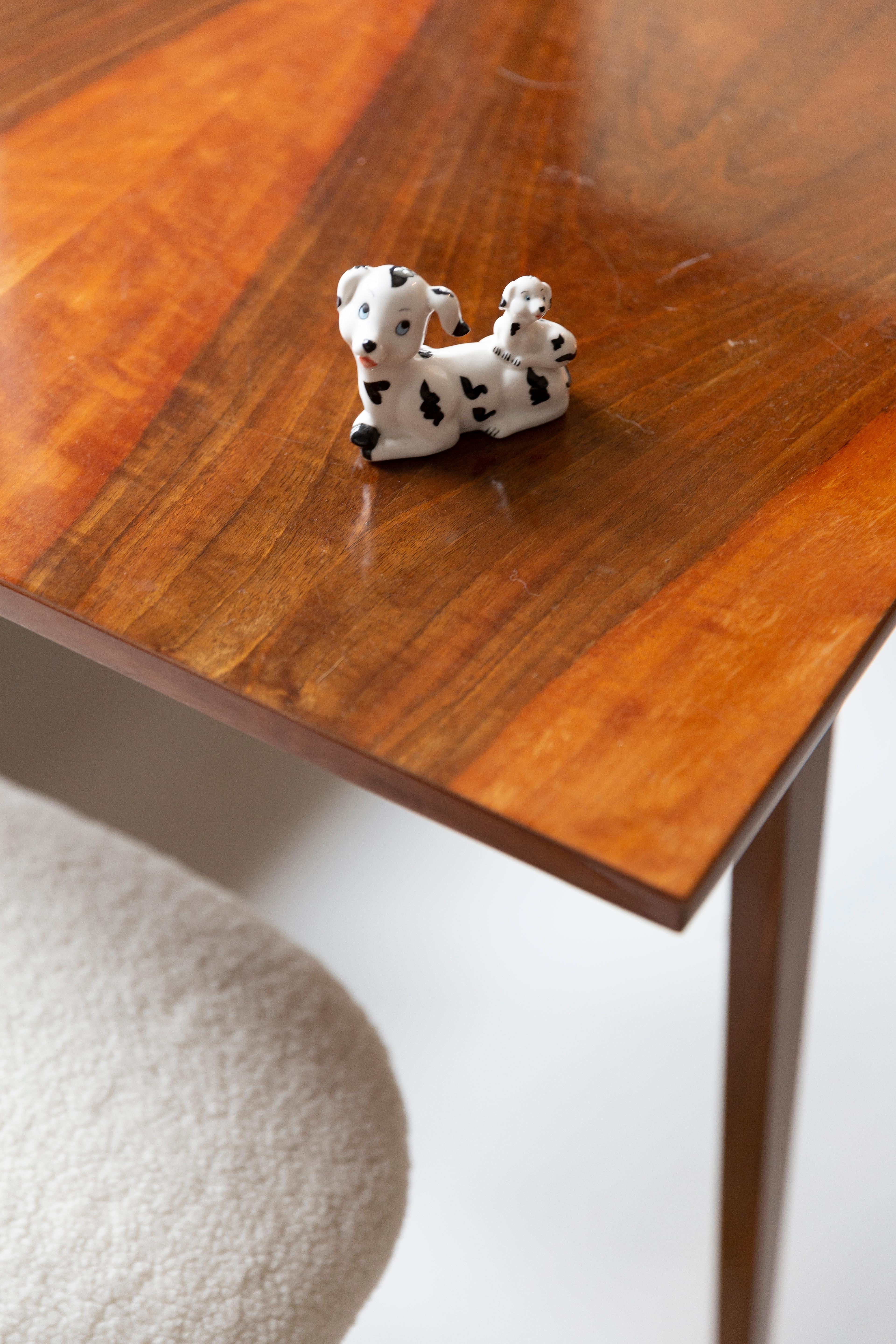 Bemalte Keramik, sehr guter originaler Vintage-Zustand. Keine Schäden oder Risse. Schöne und einzigartige dekorative Skulptur. Mini White Dalmatians Dogs Sculpture wurde in Italien hergestellt. Nur ein Hund verfügbar.