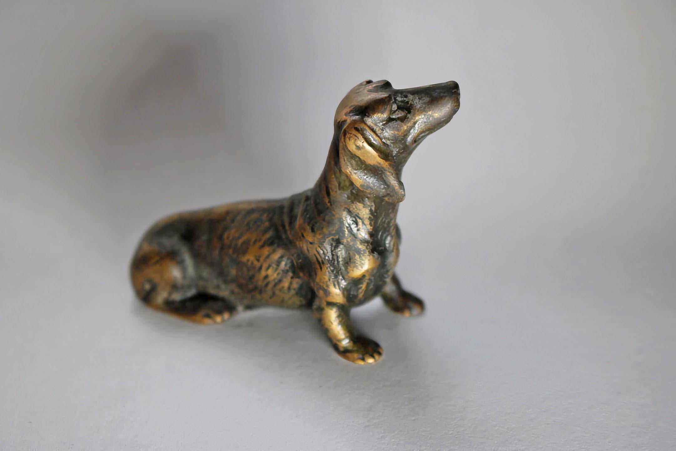Victorien tardif Sculpture de chien en bronze miniature du 20e siècle en vente