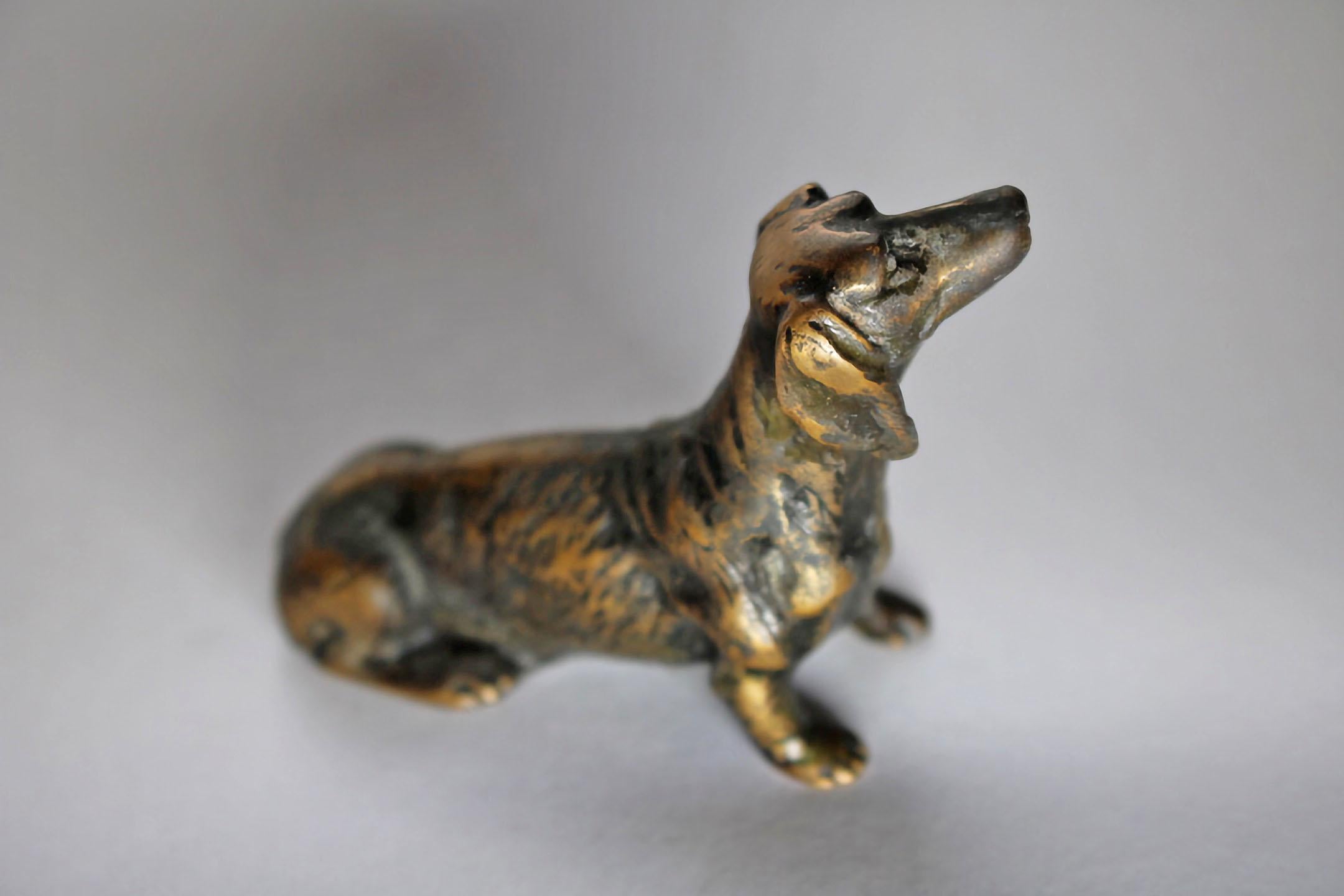 20. Jahrhundert Miniature Bronze Hundeskulptur im Zustand „Gut“ im Angebot in Lučenec, SK