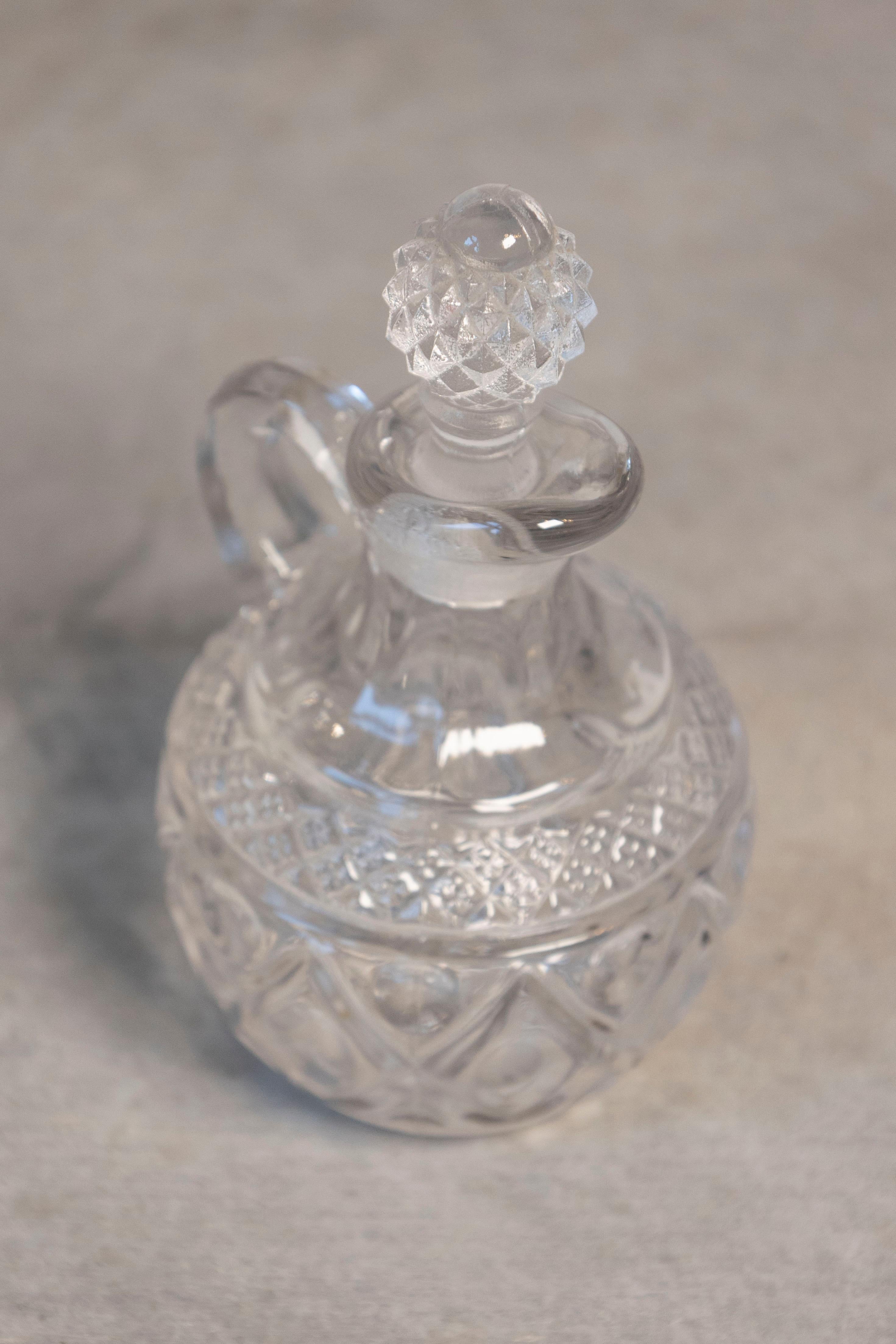 Pichet à huile d'olive en verre taillé miniature du 20e siècle Bon état - En vente à Atlanta, GA