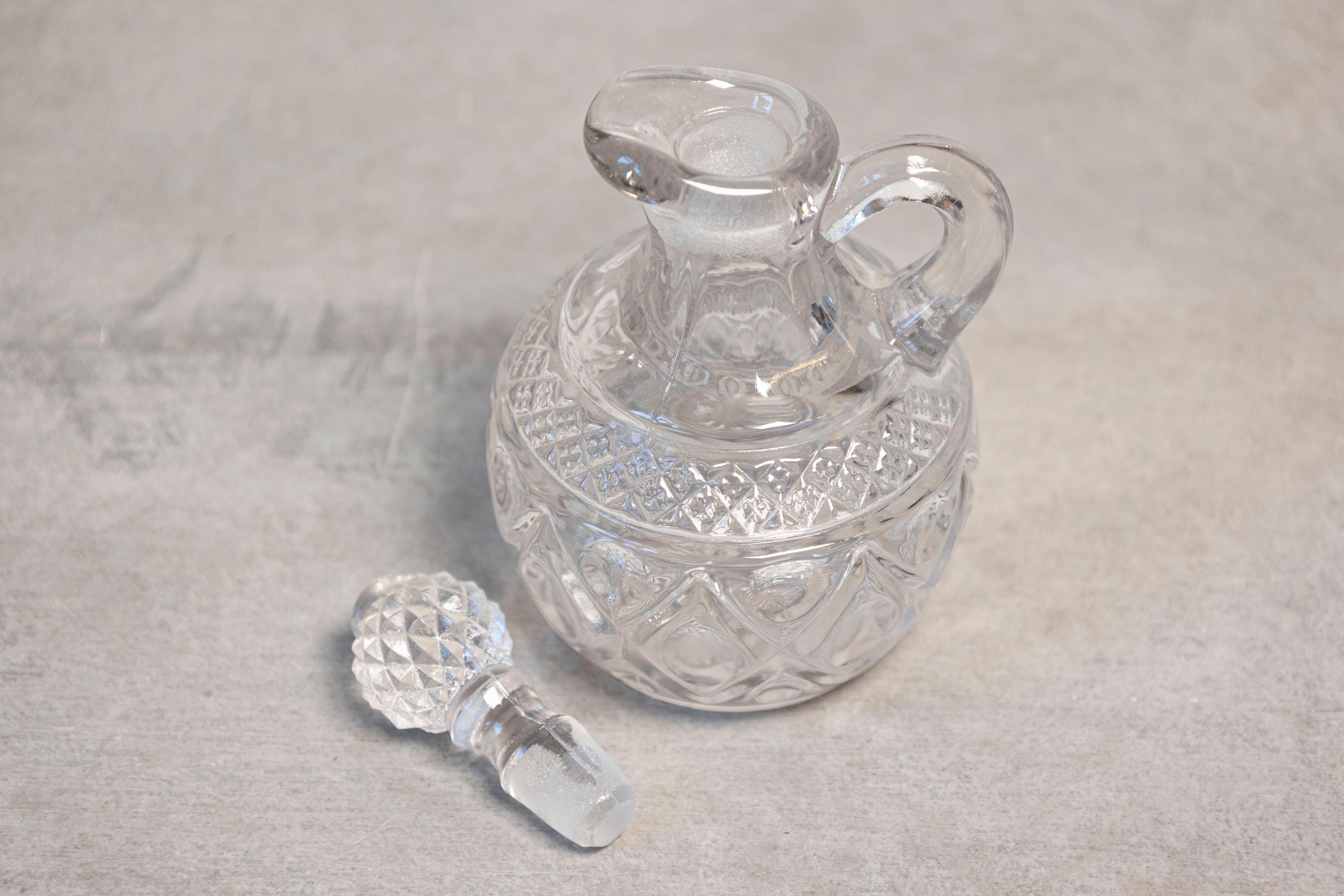 Pichet à huile d'olive en verre taillé miniature du 20e siècle en vente 1