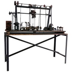 modèle miniature du 20e siècle d'une chaîne de montage de machines industrielles françaises en fer