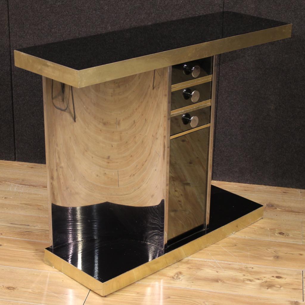 Consola italiana de los años 70/80. Muebles de diseño italiano en metal, madera ebonizada y espejos empotrados. Consola base equipada con tres cajones frontales de capacidad razonable. Encimera con espejo opaco empotrado de buen tamaño y servicio.