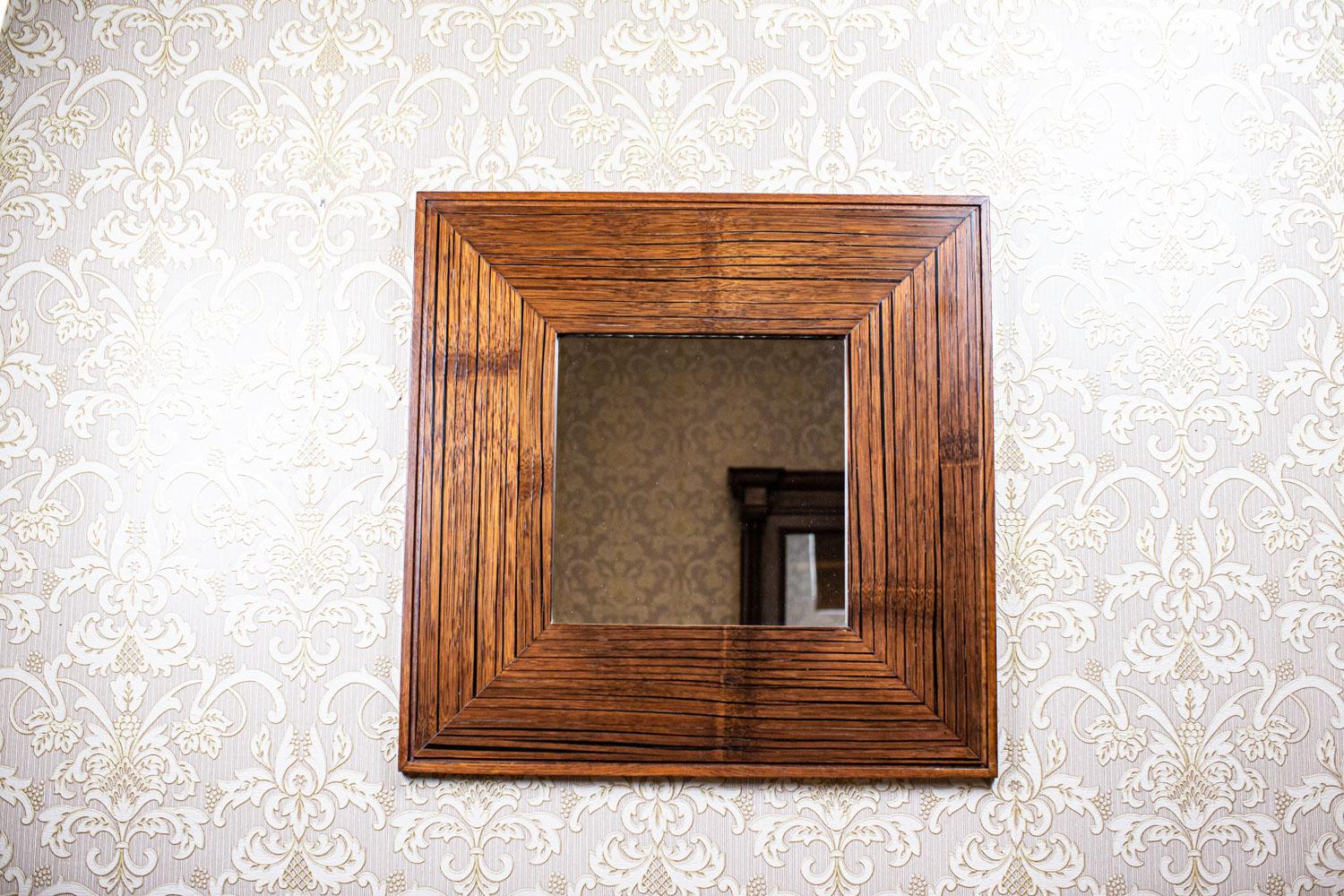 Spiegel aus dem 20. Jahrhundert in originalem quadratischen Rahmen aus exotischem Holz

Wir präsentieren Ihnen einen Spiegel von einfacher Form in einem originellen quadratischen Rahmen.
Der Rahmen ist aus exotischem Holz gefertigt - seine Herkunft