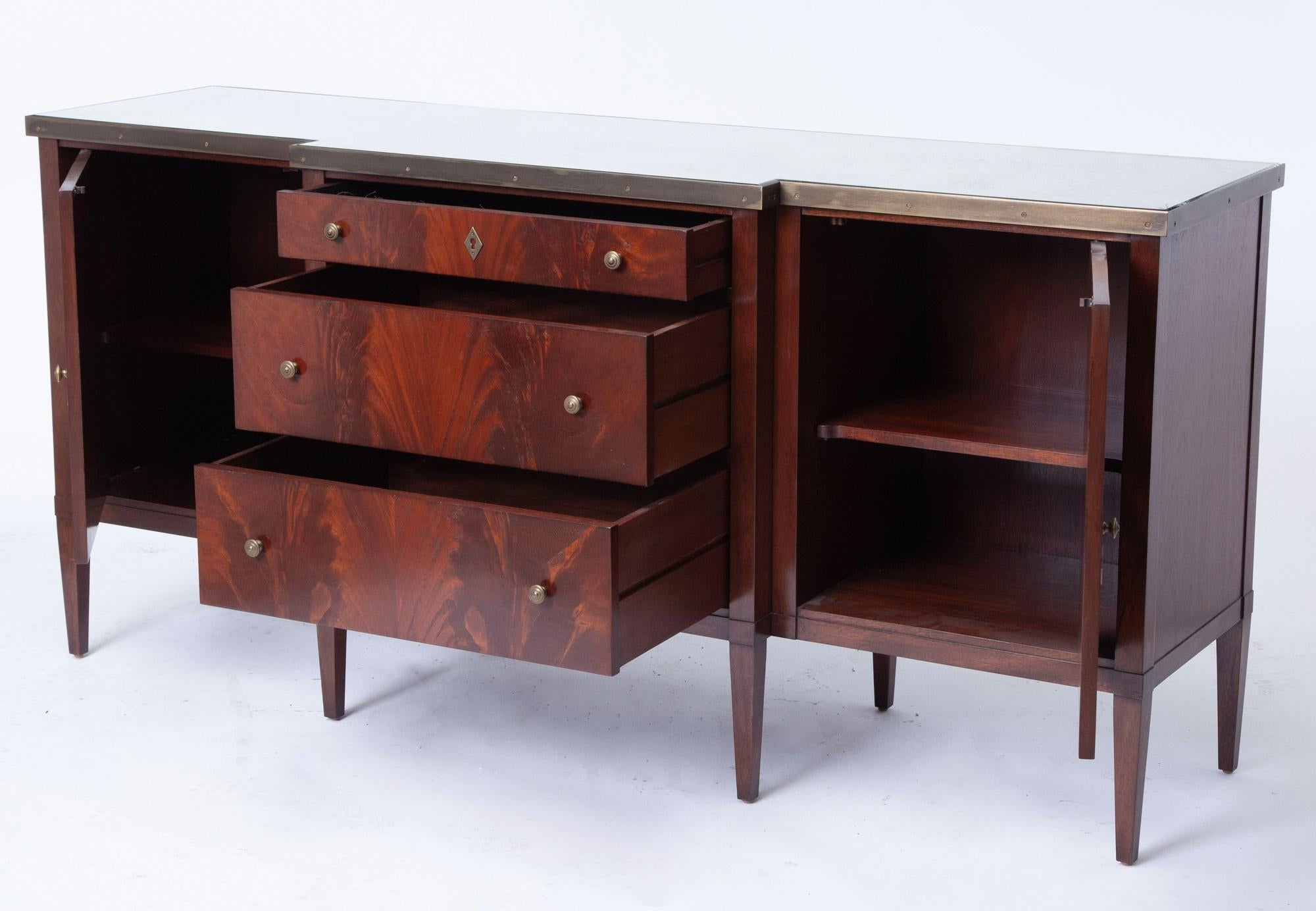 Italian 20th Century Mirrored Top & Mahogany Wood Sideboard/Credenza By Dessin Fournir For Sale