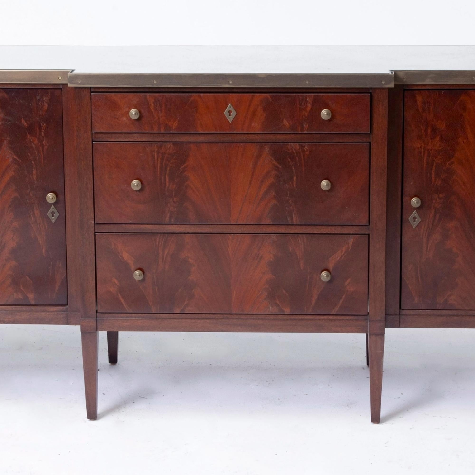 20th Century Mirrored Top & Mahogany Wood Sideboard/Credenza By Dessin Fournir In Good Condition For Sale In Tarry Town, NY