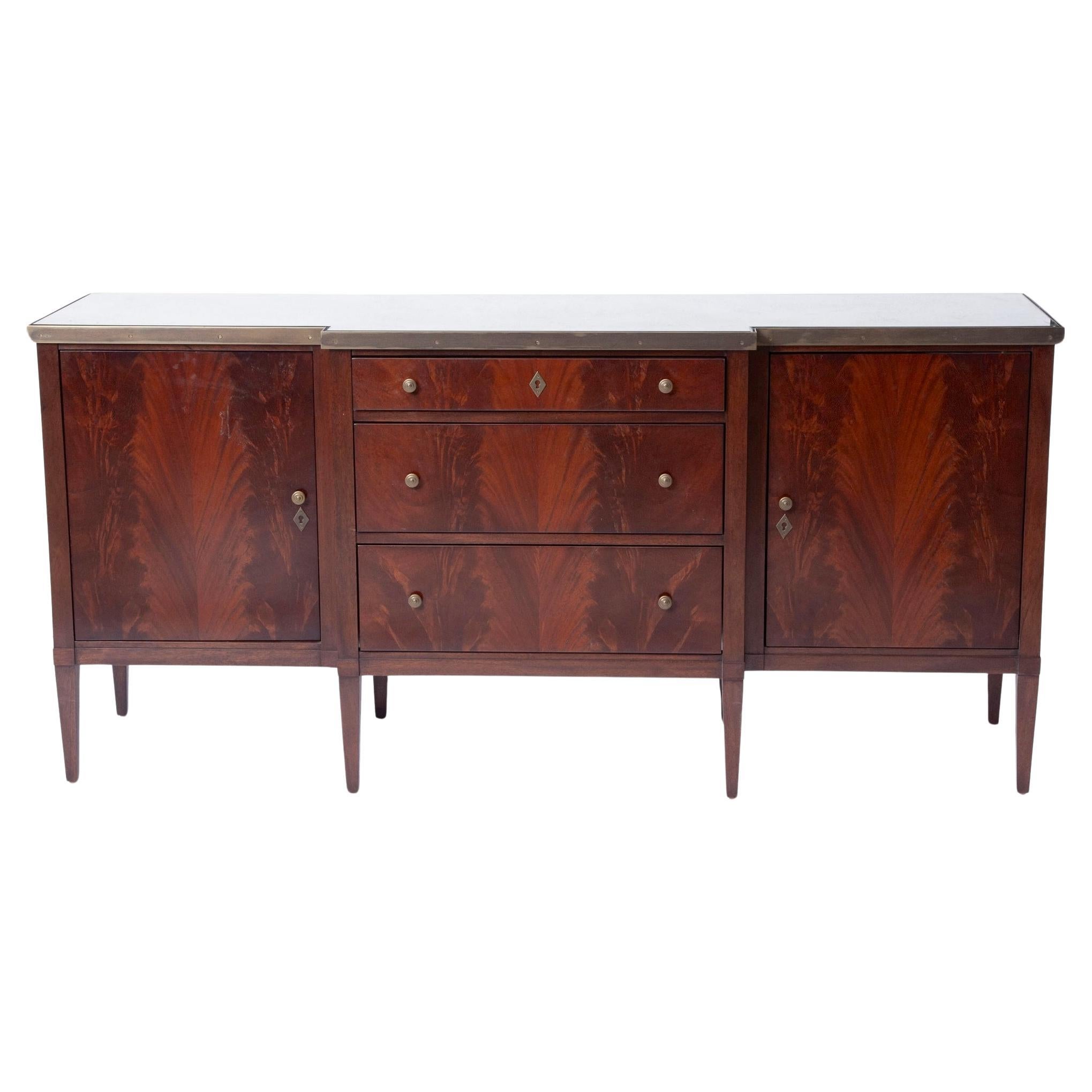 Buffet/Creddence du 20ème siècle avec dessus en miroir et bois d'acajou par Dessin Fournir