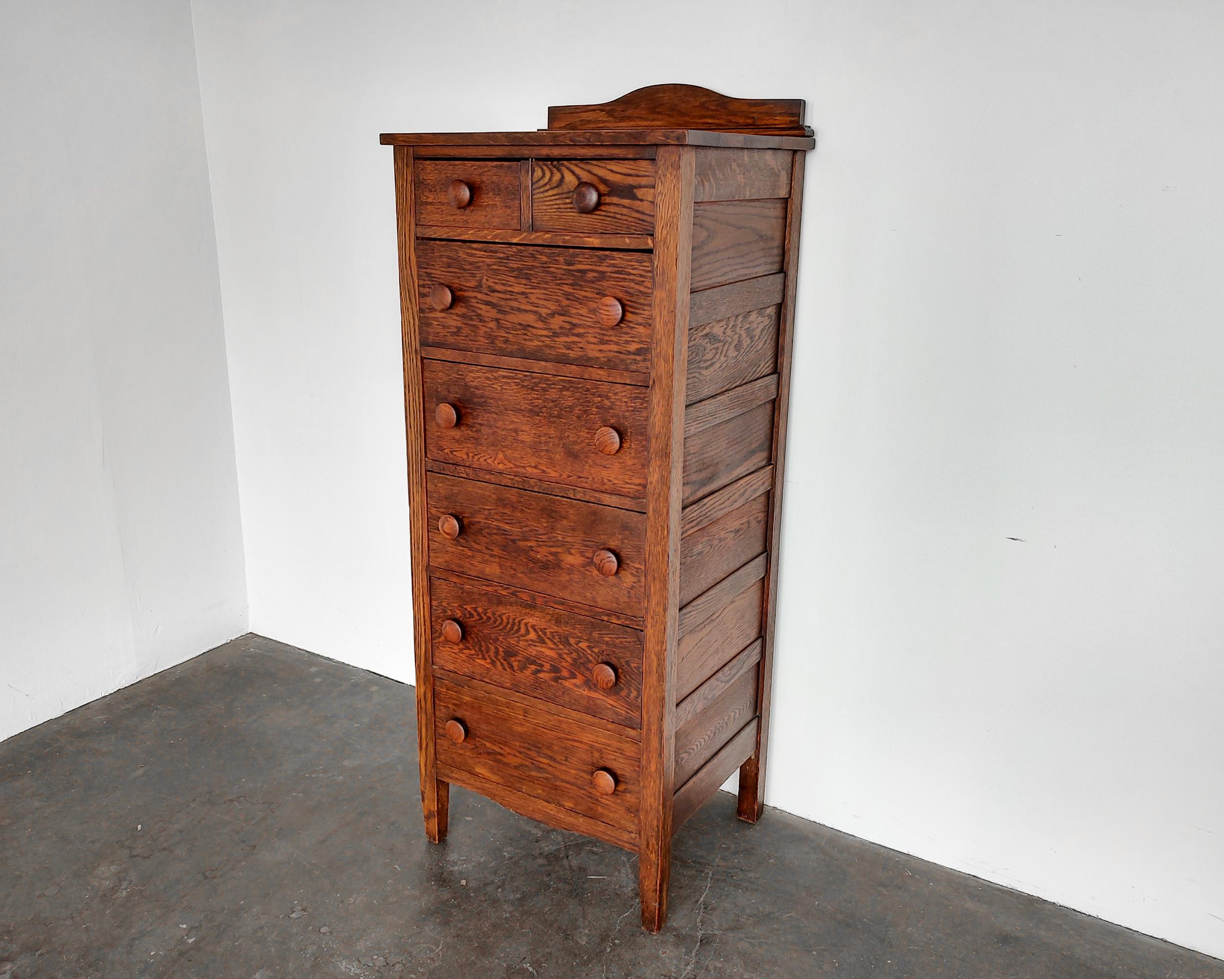Antique chest of drawers made from solid oak hardwood with dovetail joinery. Six larger drawers and two small drawers at the top with matching oak pulls. Good vintage condition with some light wear.

52