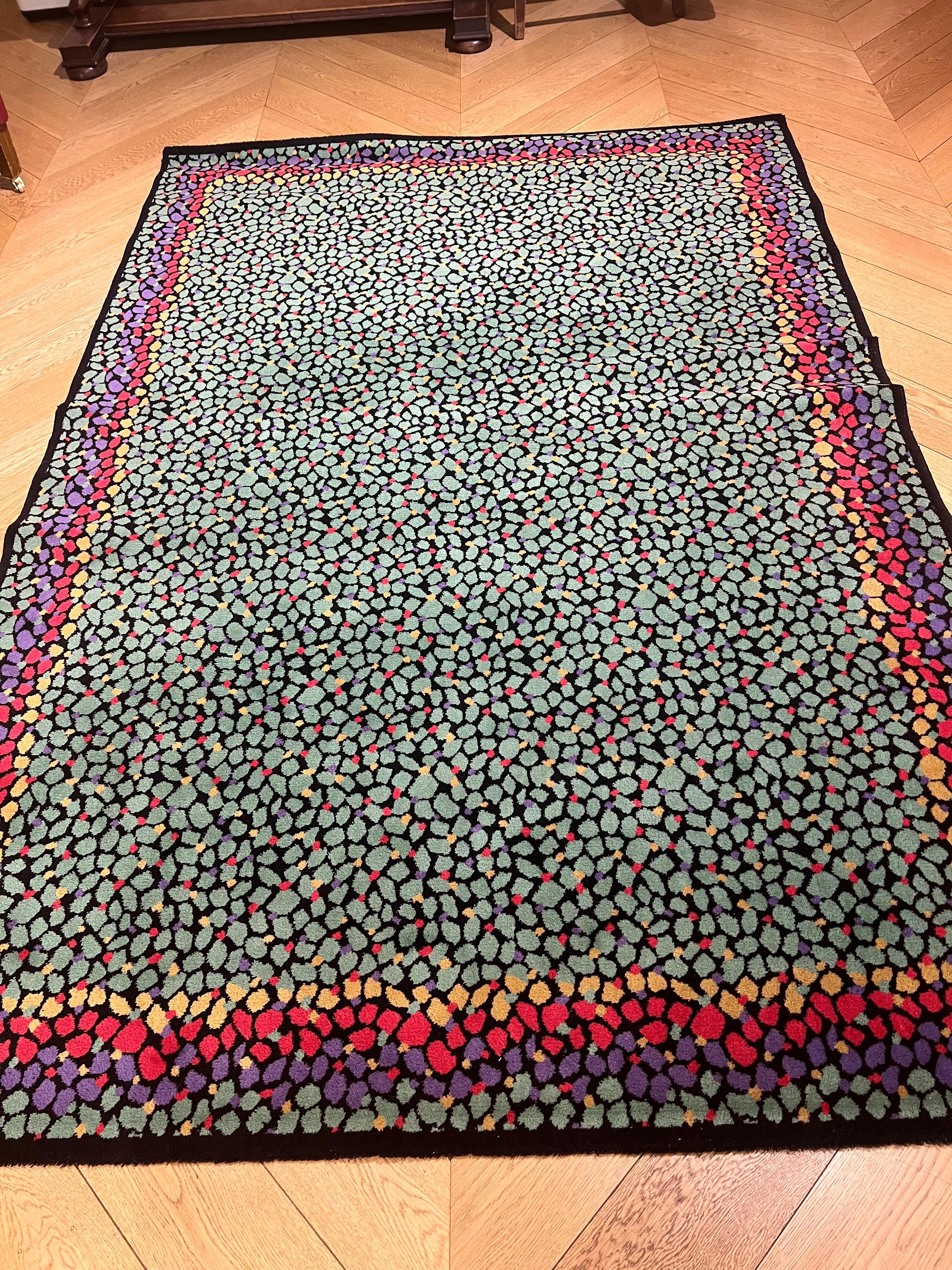 Tapis de la collection Missoni HOME qui, dans les années 80, était produite par T&J Vestor, située dans les usines de Golasecca (Varese) sur les rives du Tessin, où elle a été fondée en 1921. 
Depuis 1983, des produits textiles fabriqués sous la