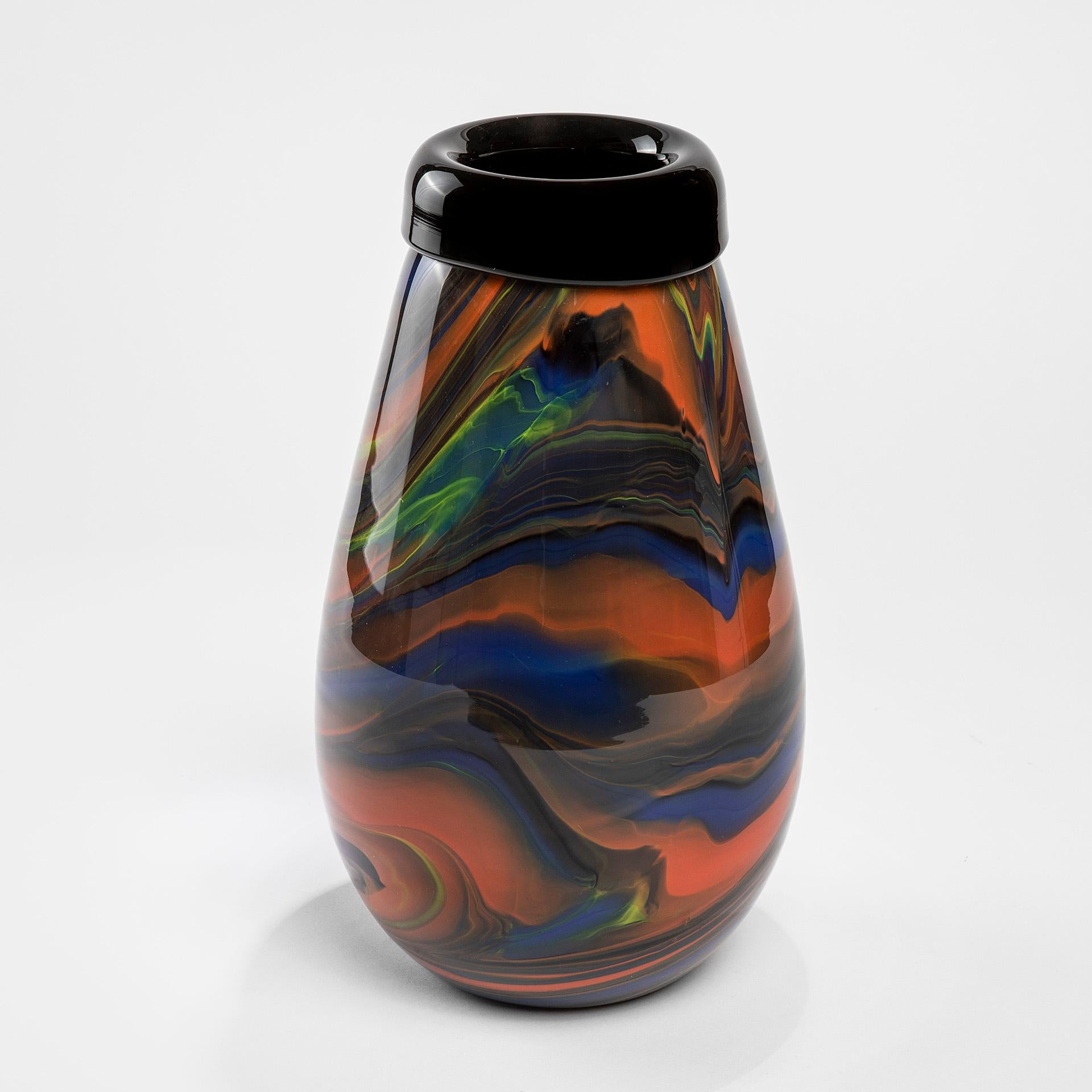 Missoni est une célèbre marque de mode italienne fondée en 1953 et connue pour ses vêtements dans le monde entier. Dans les années 80, elle a collaboré avec Arte Vetro Murano pour réaliser une série de vases en verre de Murano.
Nous avons ici un