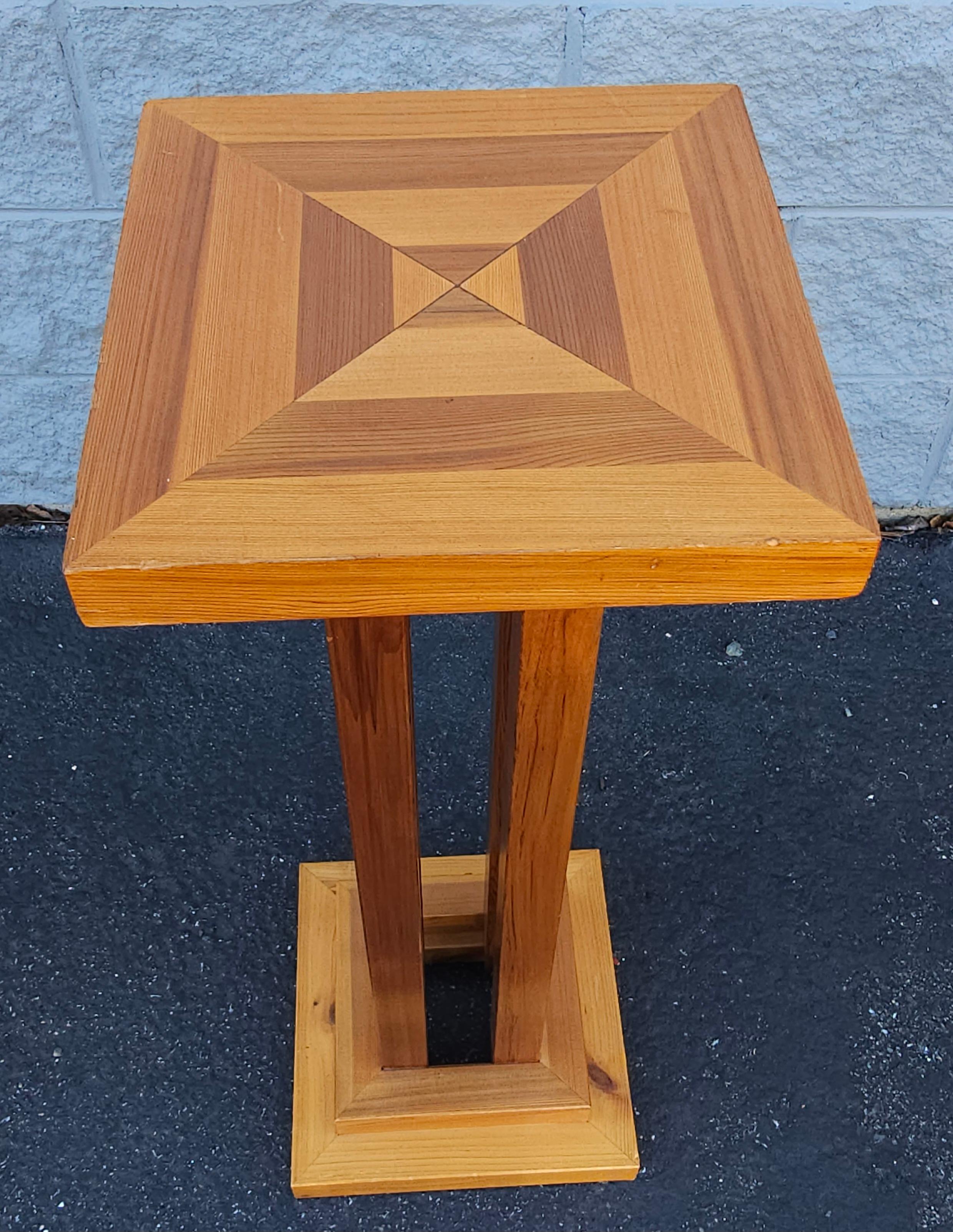 Américain 20e siècle Parquet en bois fruitier mixte The Pedestal Plant Stand en vente
