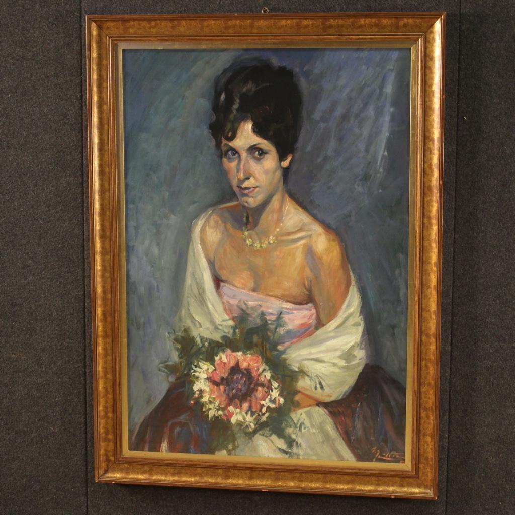 Elegant portrait from 20th century. Mixed-media framework on cardboard depicting a lady with a bouquet of flowers. Painting signed on the lower right (see photo) signature under study. Modern carved and gilded wooden frame of beautiful decoration