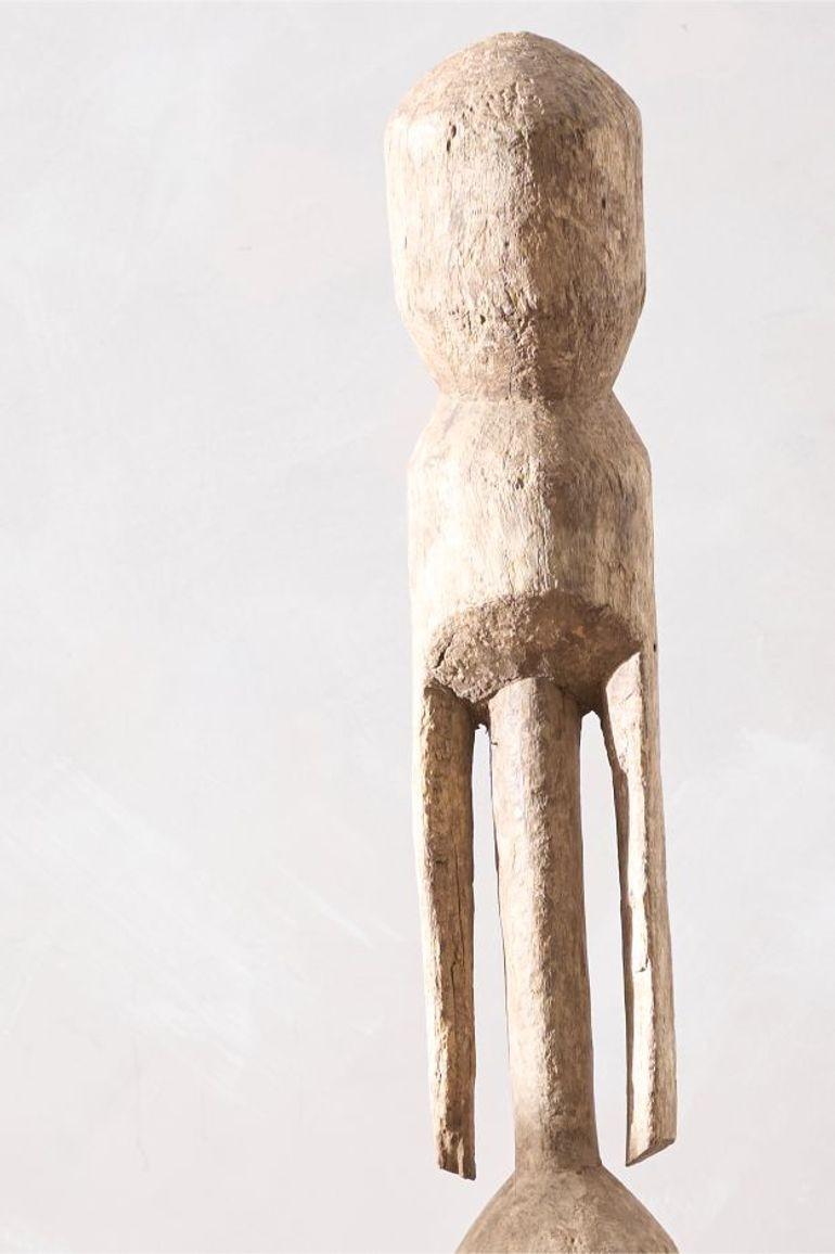 Il s'agit d'une grande figurine Moba en bois sculpté du Togo. Il aurait été utilisé à des fins rituelles et lors de cérémonies, mais aujourd'hui, sa simplicité le rend extrêmement décoratif. Il est fabriqué en bois massif et monté sur un socle noir.