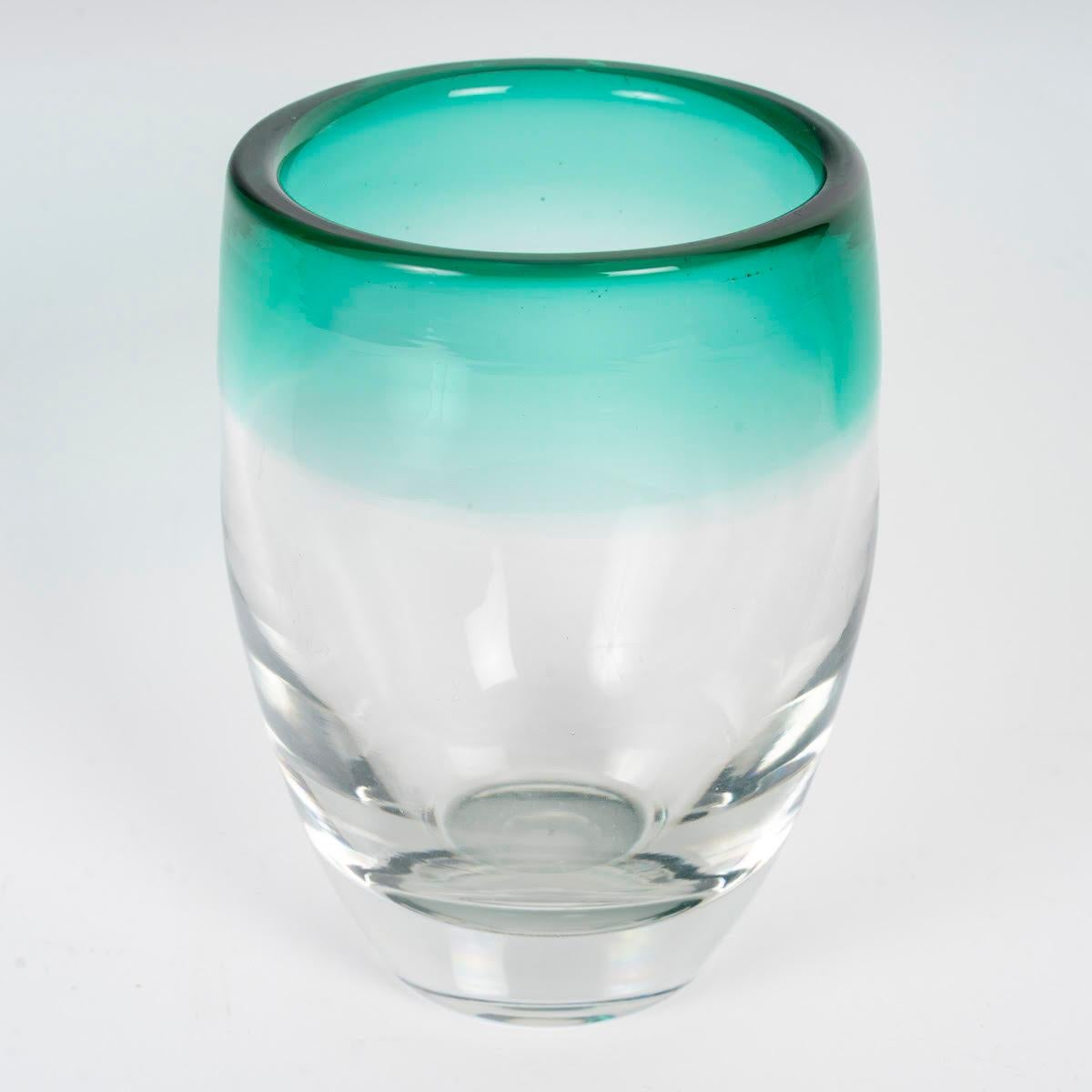 Vase d'art moderne du 20e siècle en cristal vert nuancé.

Vase en cristal Art moderne dans des tons verts, 20e siècle.
H : 15cm, D : 10.5cm