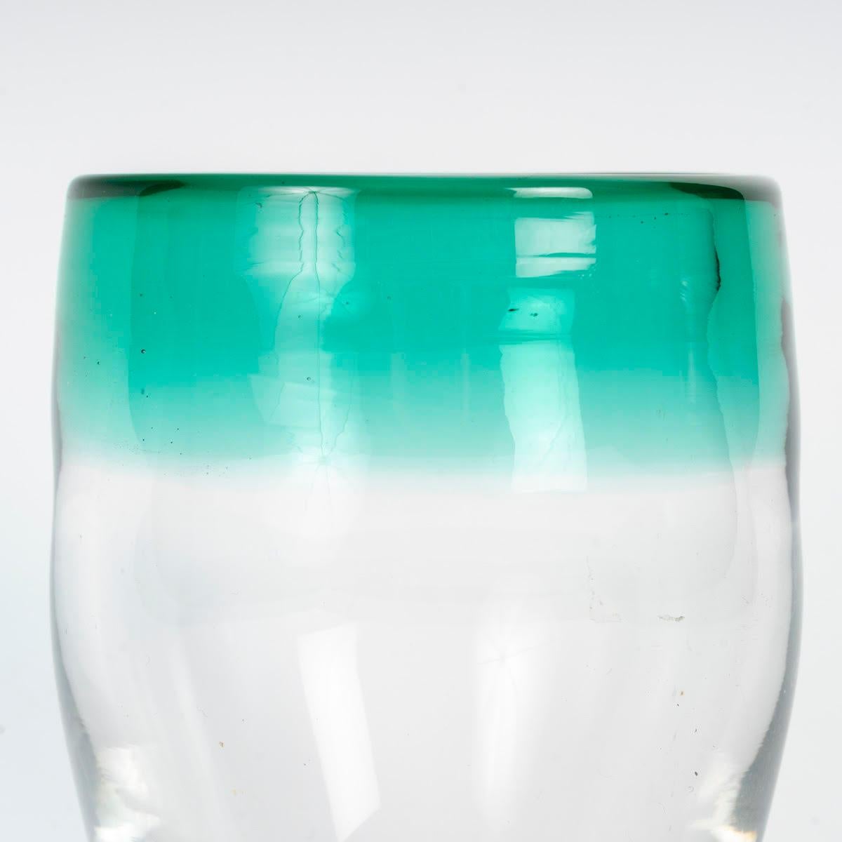 Moderne Vase en cristal dégradé vert du 20e siècle de The Moderns. en vente
