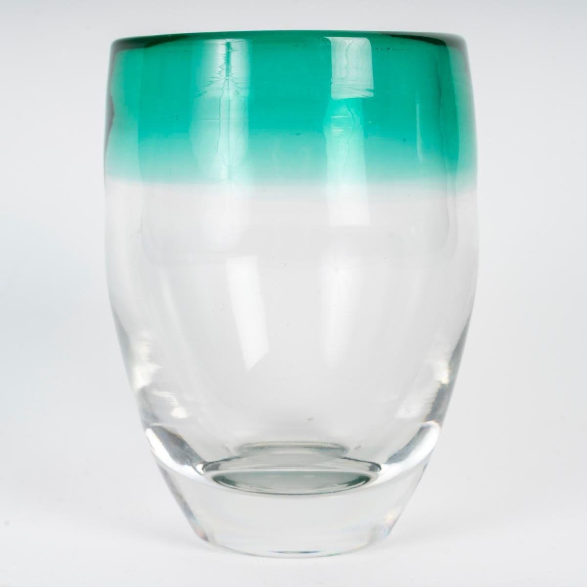 italien Vase en cristal dégradé vert du 20e siècle de The Moderns. en vente